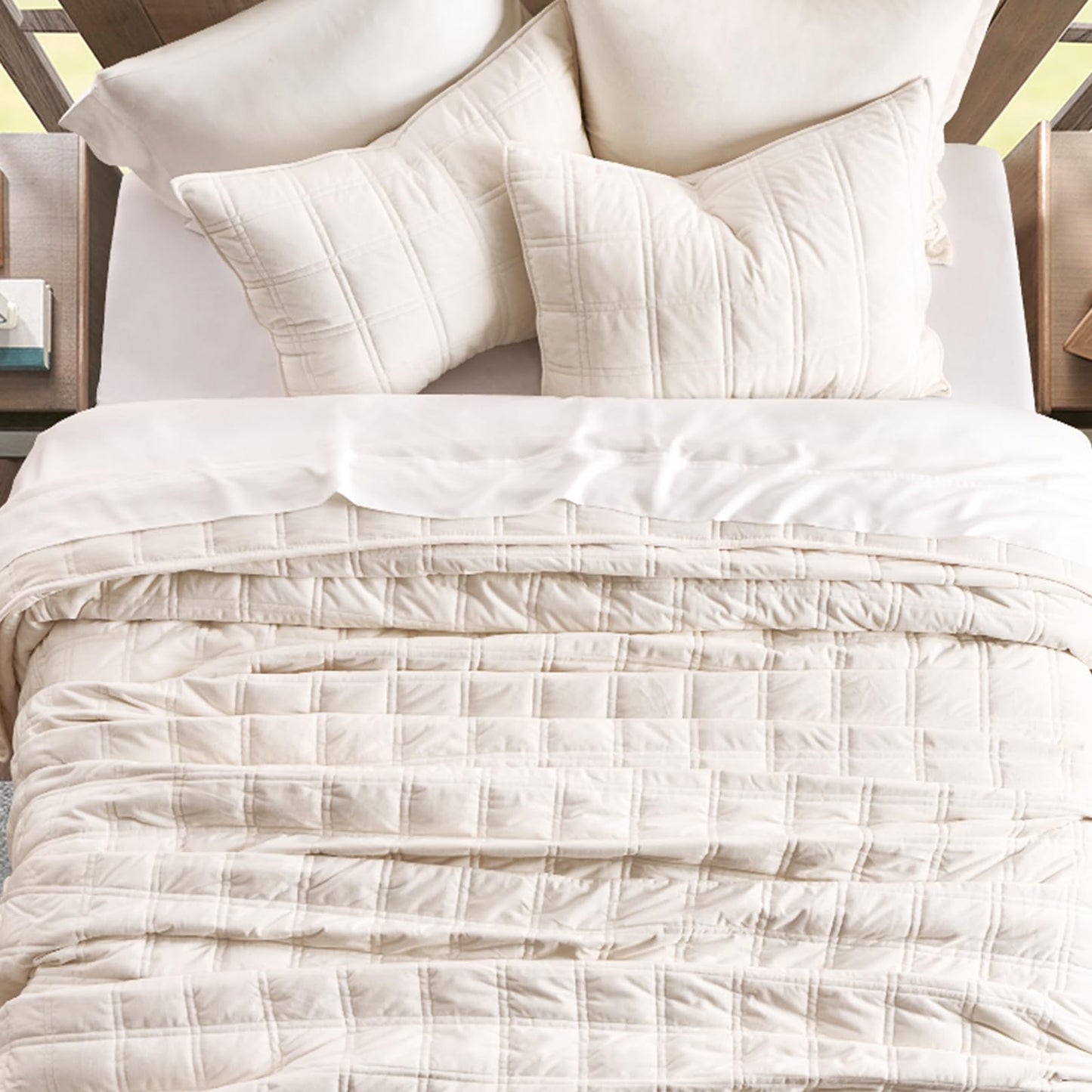 EVERGRACE 3 Pieces Luxurious Velvet Quilt King Size, Ultra Soft Bedspread Coverlet Set, Double Box Stitch Lightweight Velvet Comforter for All Season with 2 Shams, Cream White, 108"x96"