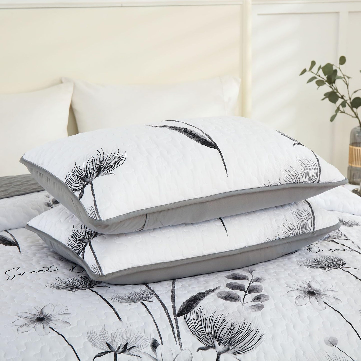 Dinjoy Floral Quilt Set Queen Size,Grey White Bedspread Coverlet Botanical 3 Pieces Fall Quilts Microfiber Lightweight Flower Bedspreads Soft Reversible Farmhouse Bed Cover for All Season(96"x90")