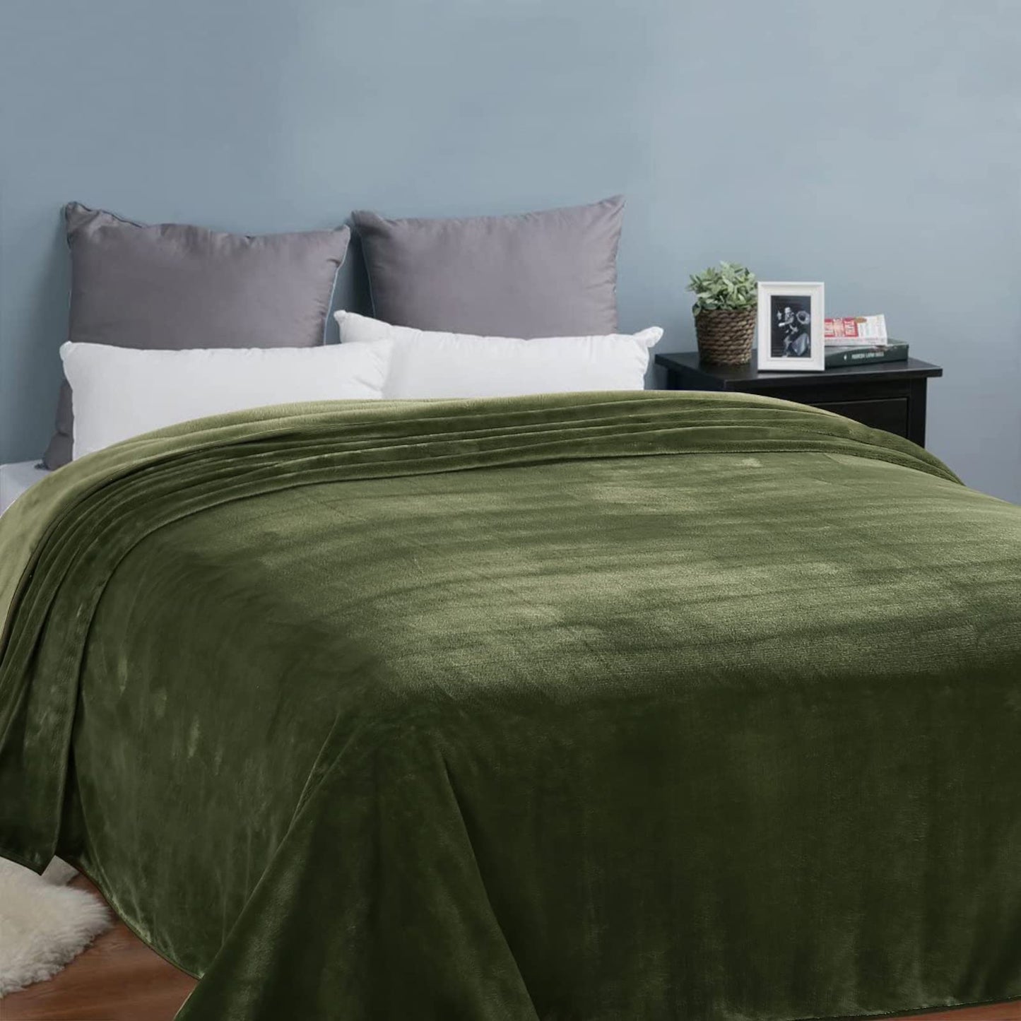 Soft Twin Size Blanket All Season Warm Fuzzy Microplush Lightweight Thermal Fleece Blankets for Couch Bed Sofa,66x90 Inches,Olive Green
