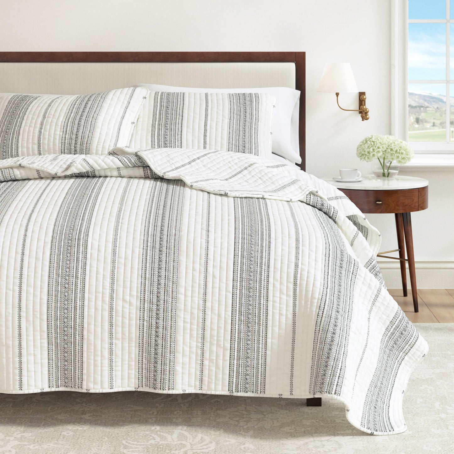 Great Bay Home Striped Quilt Set - 2-Piece Twin/Twin XL Size Farmhouse Bedding Set - Lightweight, All-Season, Reversible Bedspread (Cream/Grey)