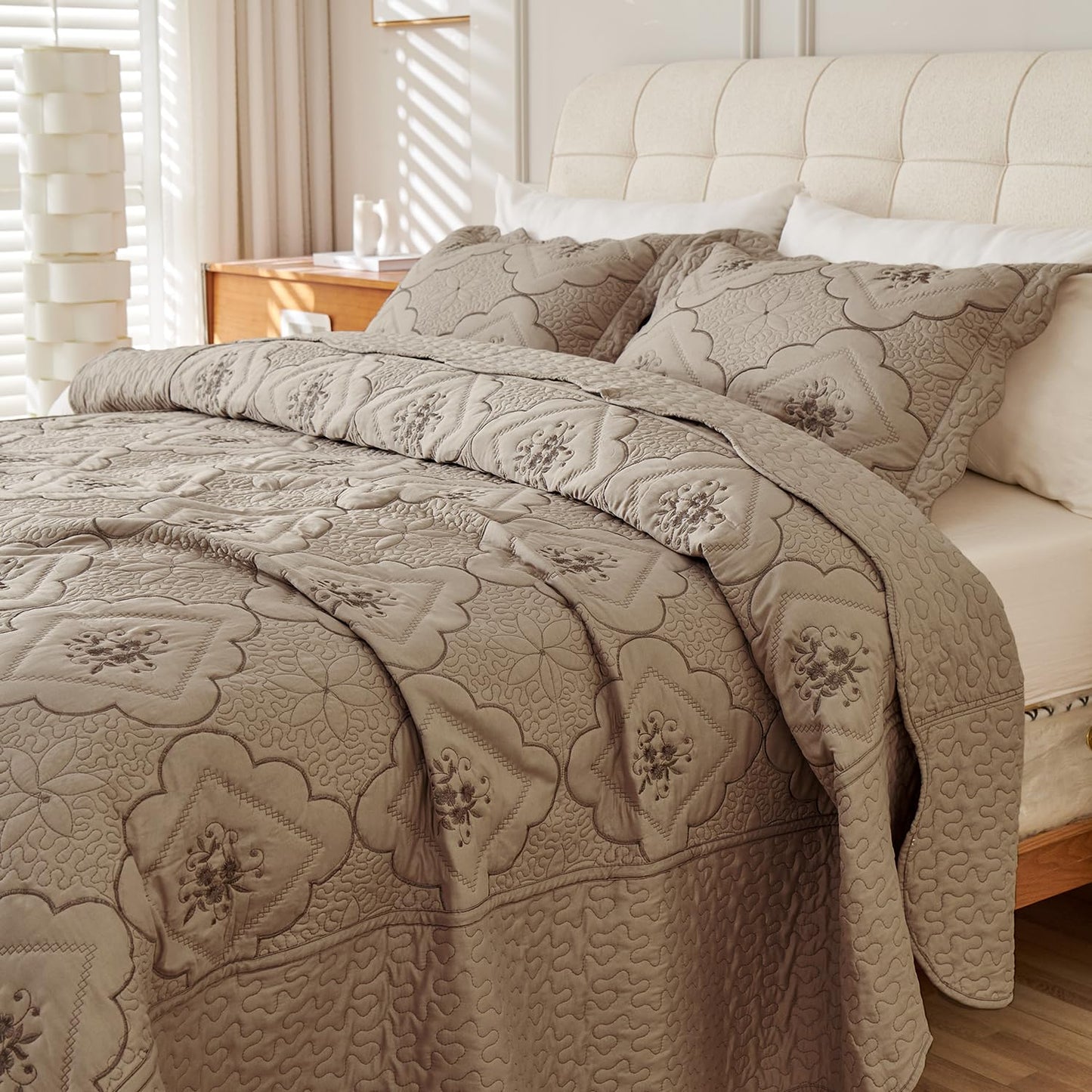 Cmfshape Floral Embroidery Quilt Set,3 Pieces King Quilt Bedding Set,Classic Diamond Pattern Quilts,Ultra Soft Lightweight Reversible Bedspread Coverlets for All Season(Taupe,102"x90")