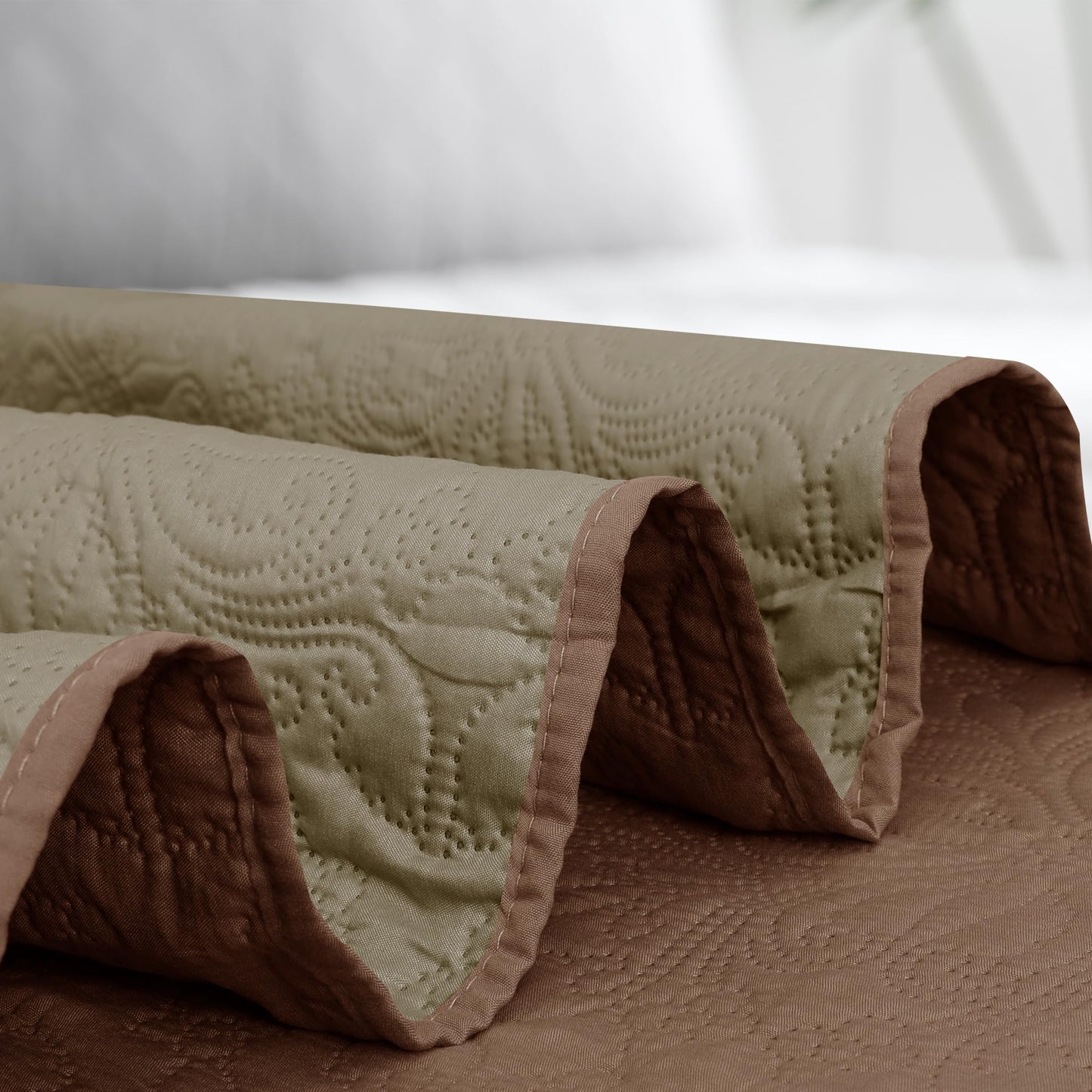 Easy-Going Full/Queen Size Reversible Quilt Set with 1 Quilt and 2 Pillow Shams, Soft Bed Quilt Cover, Water Resistant Lightweight Microfiber Bedspread, Stain Resistant, Damask-Brown/Beige