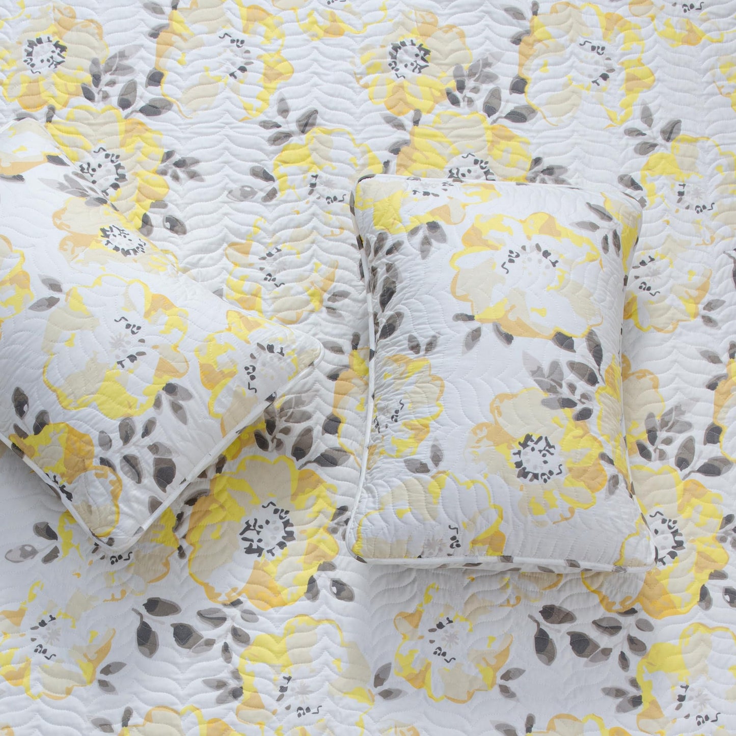Great Bay Home Floral Twin/Twin XL Quilt Set with Shams, Yellow Floral Bedding Set, All-Season, Lightweight Bedspread. Reversible. Farmhouse Bedding. (Twin/Twin XL, Helene)
