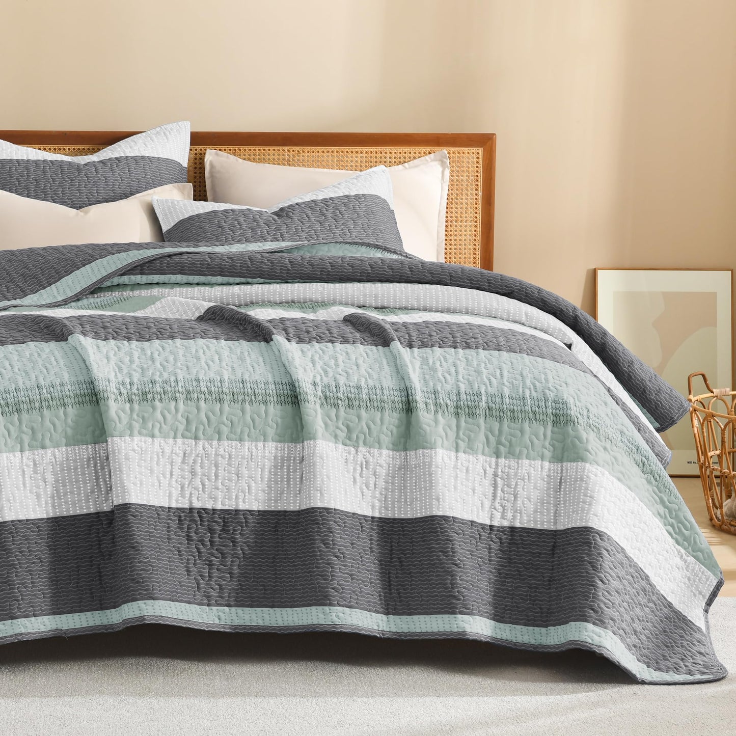 Litanika Quilt King Size Sage Green, Stripe Patchwork Summer Bedspread Coverlet 3 Pieces, Soft Lightweight Polyester Quilted Bedding Set for All Season(1 Quilt, 2 Pillowcases)