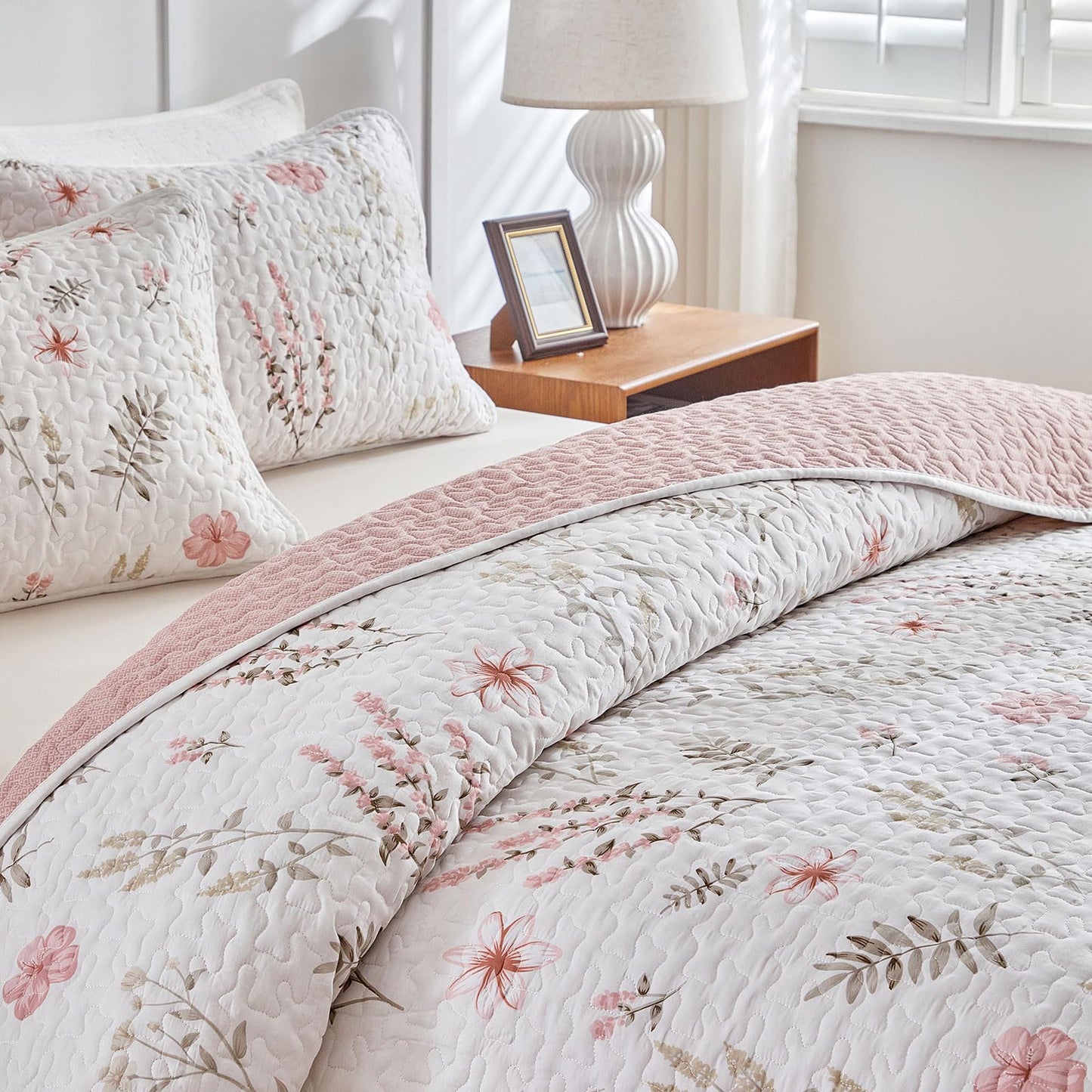 Joyreap 3 Pieces Cotton Quilt Set for Girls, Queen Size Pink Floral Design, Cozy Lightweight Quilt Bedspread Bed Cover for All Season, 1 Quilt and 2 Pillow Shams- 90x90 inches