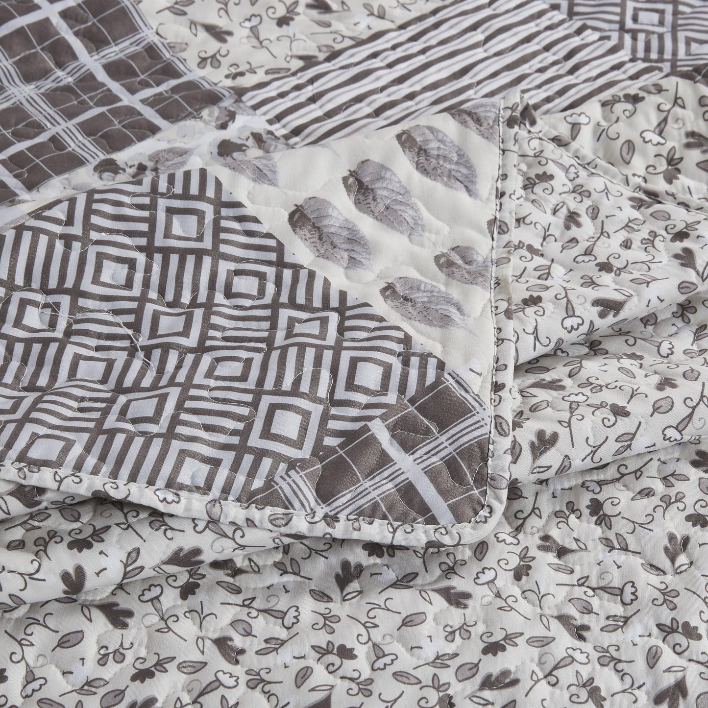 Virah Bella Quilt Bedding Set in Full/Queen Phyllis Dobbs Charming Grays Printed Lightweight Reversible Quilt with 2 Matching Pillow Shams - Cozy & Beautiful Contemporary-Themed Bedding