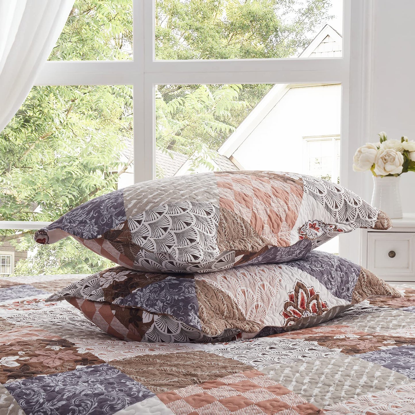 King Size Quilt Set 3 Pieces Lightweight Reversible Bedspread-98''x106'' Soft Patchwork Floral Coverlet Luxurious Warm Microfiber Bed Cover for All Seasons Brown Bedding Set(1 Quilt,2 Pillow Shams)
