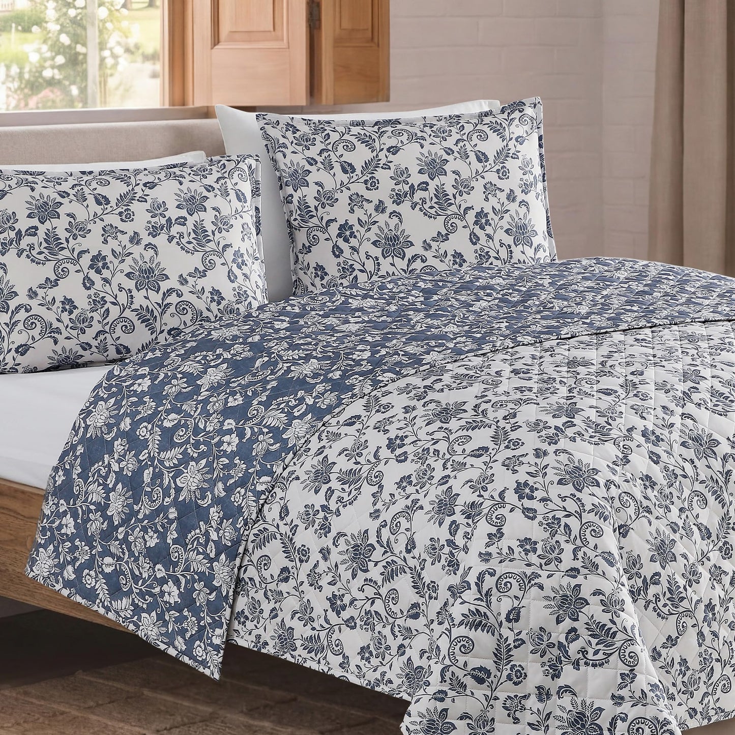 BLOOMHAVEN Quilt Set Queen Size, Oxford Blue Floral Quilt Sets, Reversible Bedspread Lightweight and Breathable for All Seasons, Soft Quilted Bedspread with 2 Pillow Shams