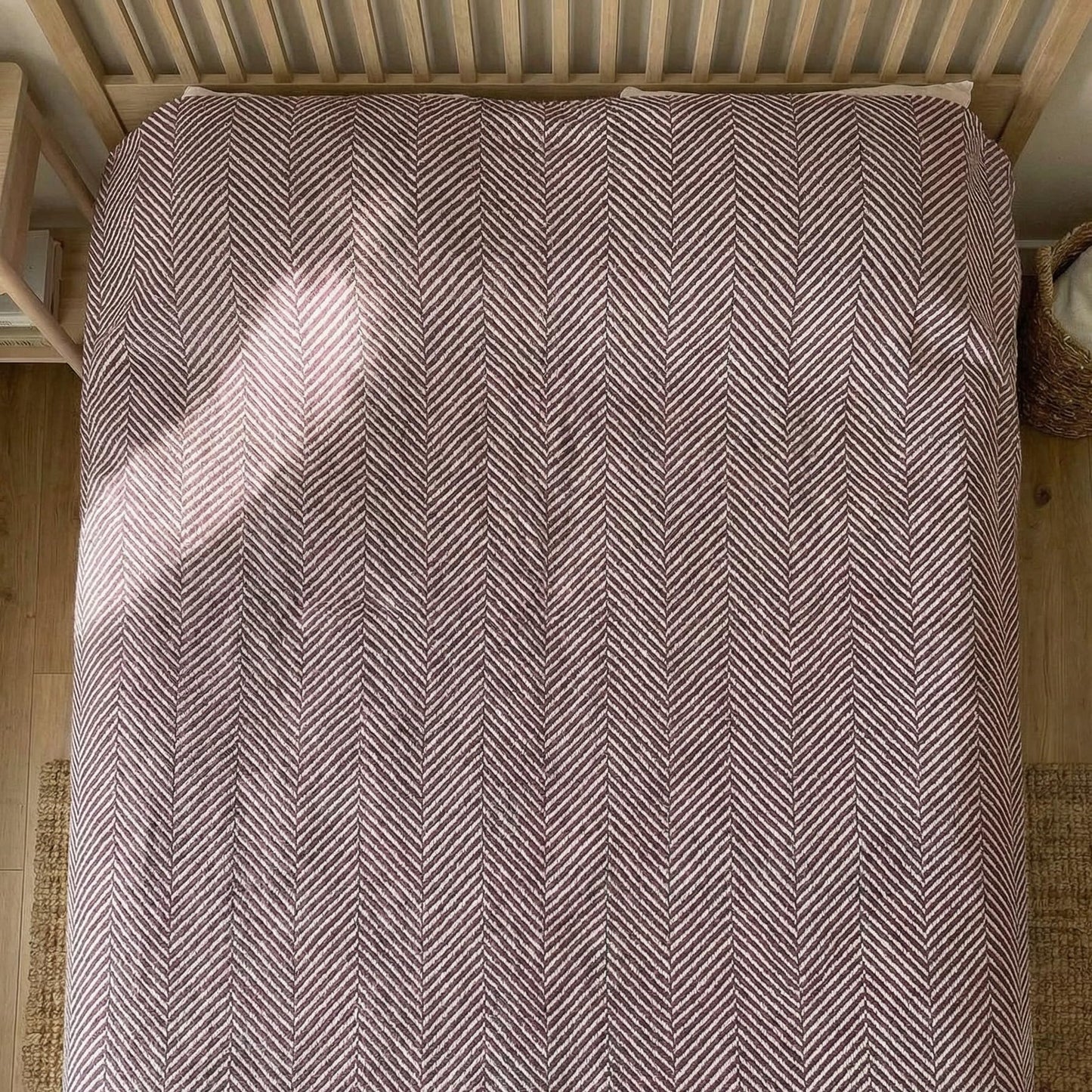DREAMY RIKKA Bed Blanket, Queen Size (79 x 90 Inch), Cotton-Rich Blend, Soft Textured Woven Coverlet, Easycare, Lightweight & Breathable Bed Layering, All Season Bedding, Burgundy