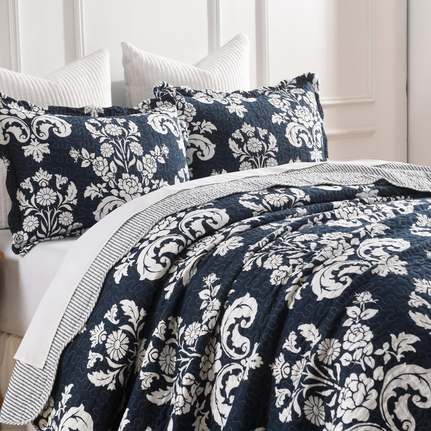 BCOTTOND Navy Blue Quilt Set King Size, 100% Cotton Reversible Farmhouse Quilt with Elegant Botanical Floral Pattern, Scalloped Edge Bedspread Coverlet, Lightweight All Season Bedding Set with 2 Shams