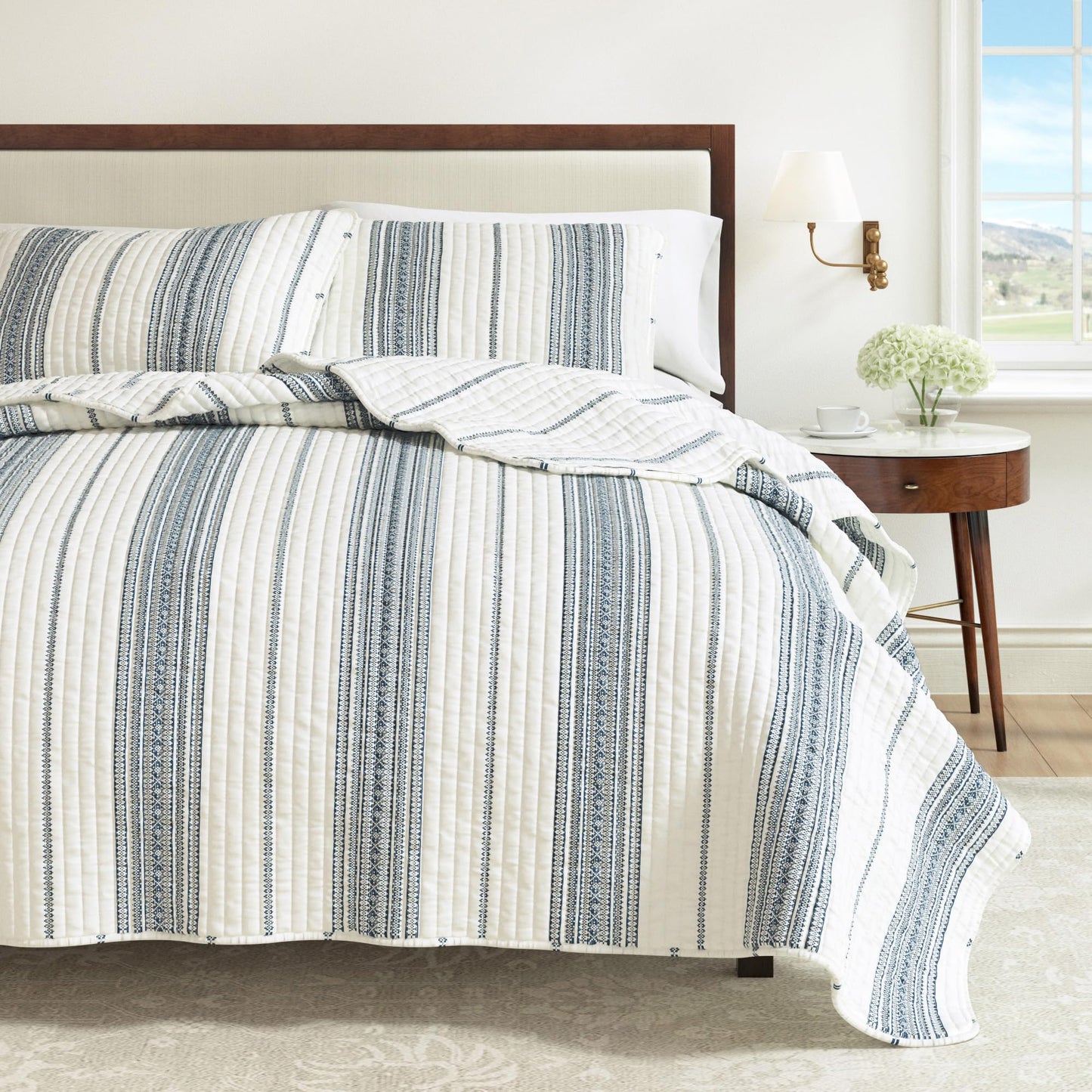 Great Bay Home Striped Quilt Set - 3-Piece Full/Queen Size Farmhouse Bedding Set - Lightweight, All-Season, Reversible Bedspread (Cream/Navy)