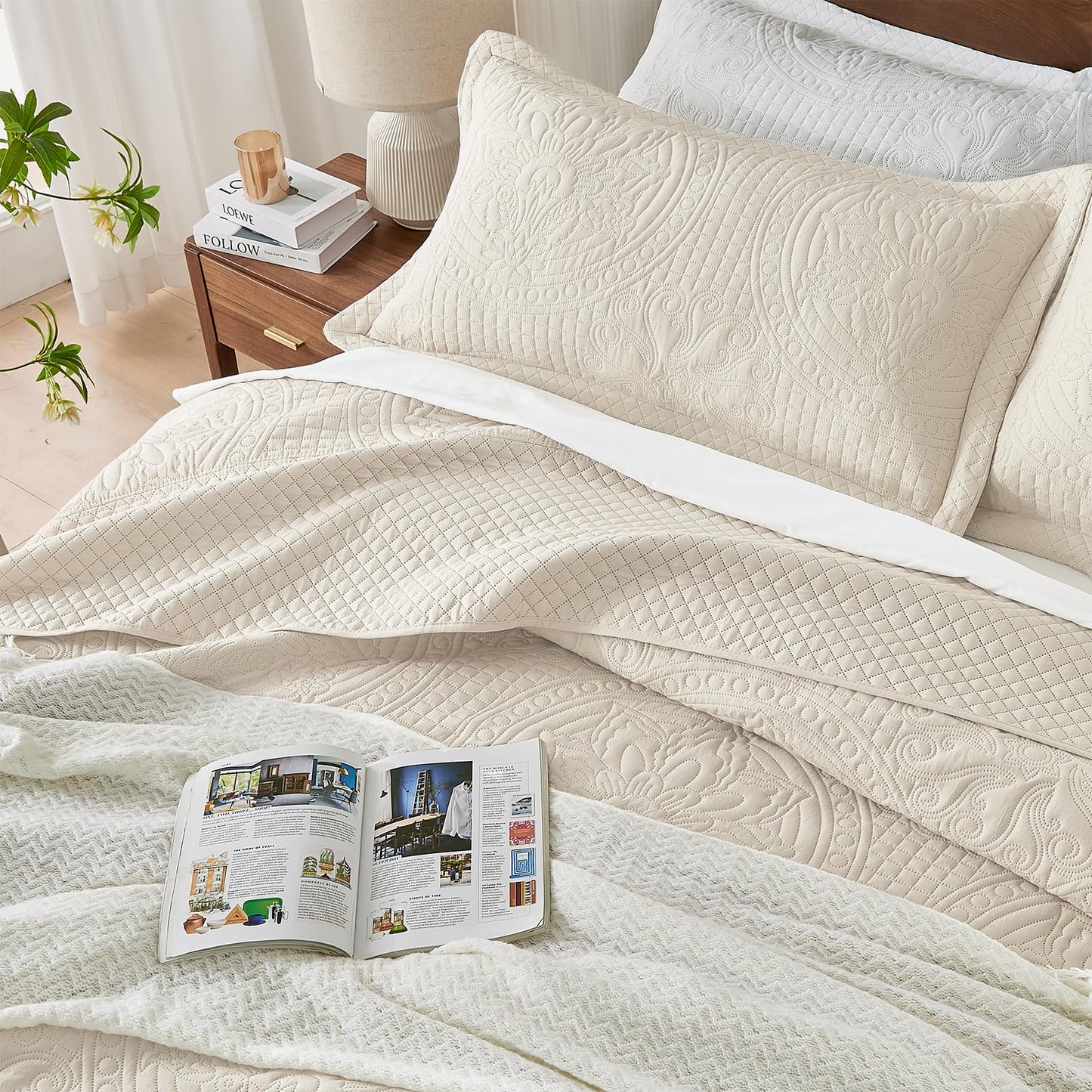 Qucover Oversized King Quilt Bedspread 132x 120, Extra Wide Alaska King Quilt, 3 Piece Soft Microfiber Lightweight Super King Quilts Set, Vintage Persian Pattern, with Pillow Shams, Beige