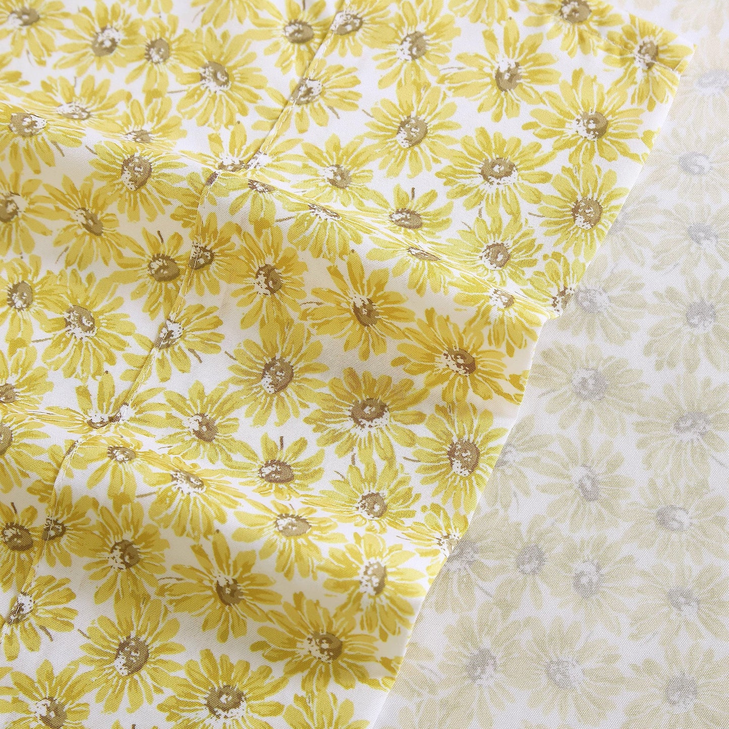 Betsey Johnson - Queen Size Sheet Set, Ultra-Soft & Lightweight Bedding with Pillowcases, Fully Elastic Fitted Sheet, Deep Pocket, Floral Room Decor (Sunflower Field Yellow)