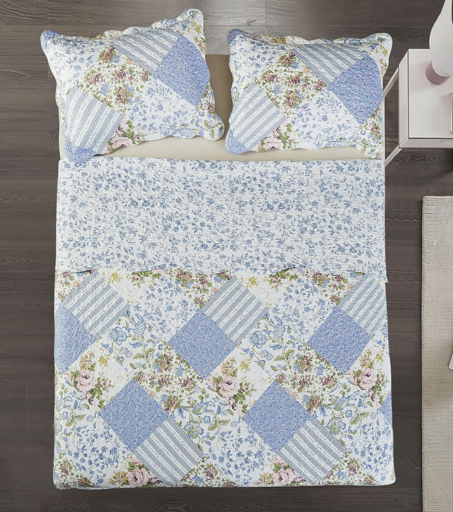 Brilliant Sunshine Blue Rose Patchwork, 3-Piece Quilt Set with 2 Shams, Reversible Bedspread, Soft Lightweight Coverlet, All-Season, Full/Queen, Blue Rose