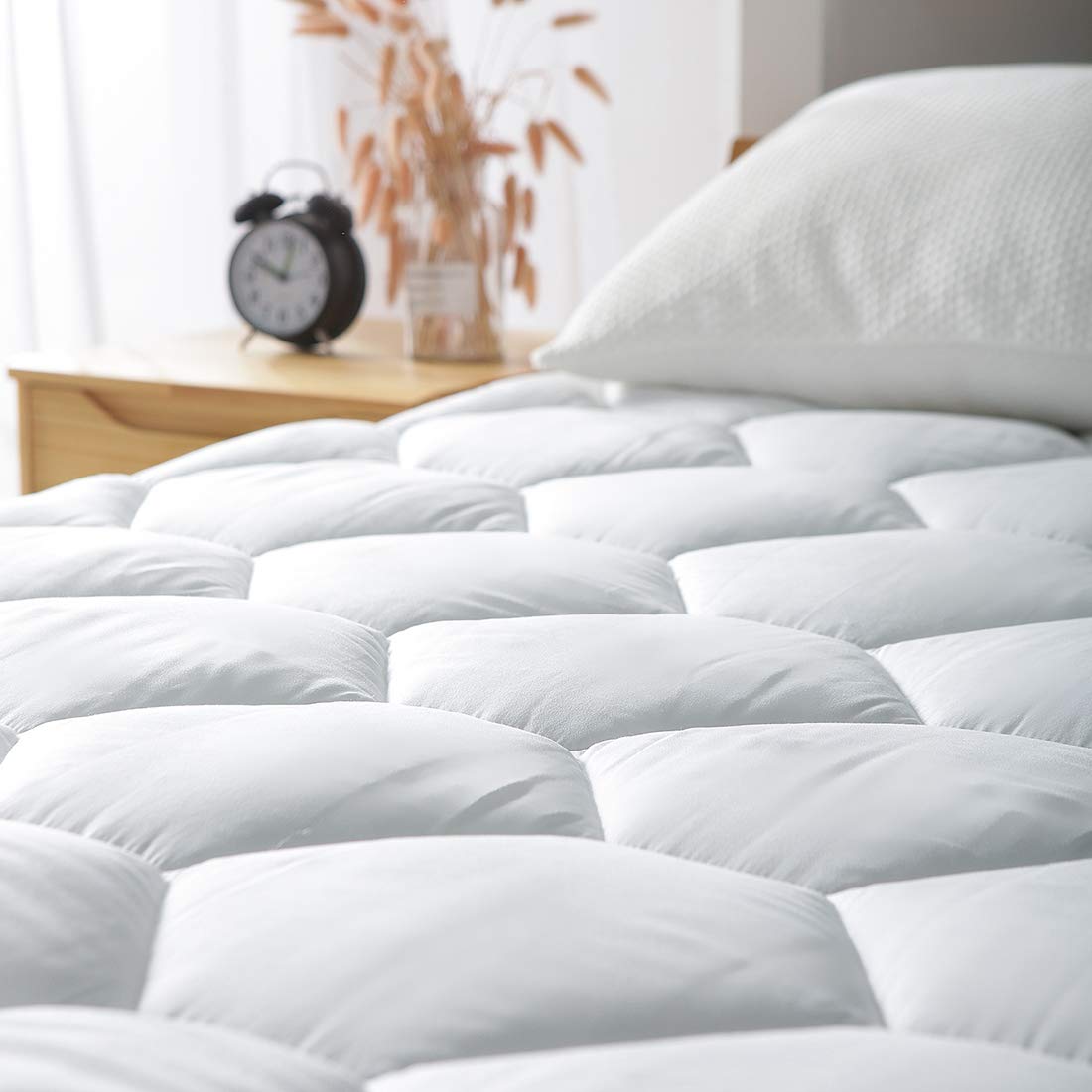 Queen Mattress Pad, 8-21" Deep Pocket Protector Ultra Soft Quilted Fitted Topper Cover Fit for Dorm Home Hotel -White