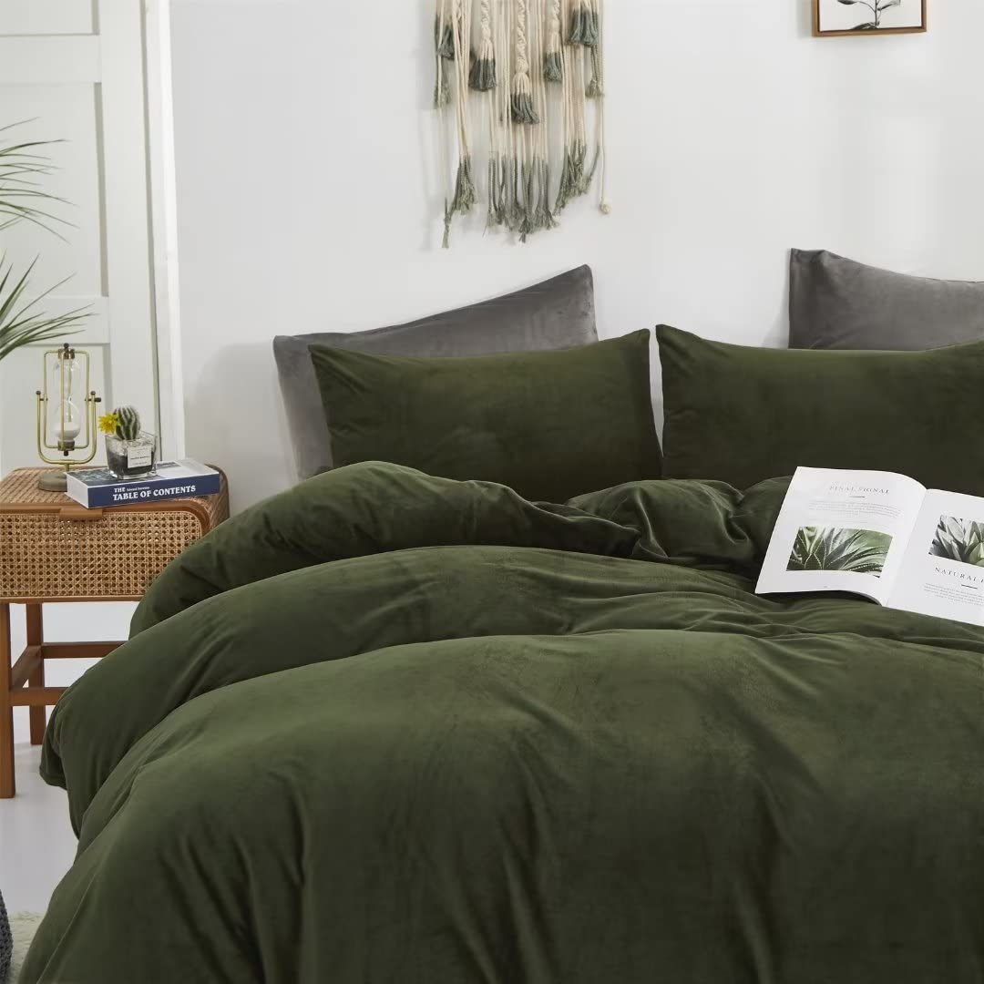CLOTHKNOW Dark Green Fluffy Queen Duvet Cover Sets Velvet Bedding Sets Army Green Duvet Cover with Zipper Soft Duvet Cover with 2 x Pillow Cases