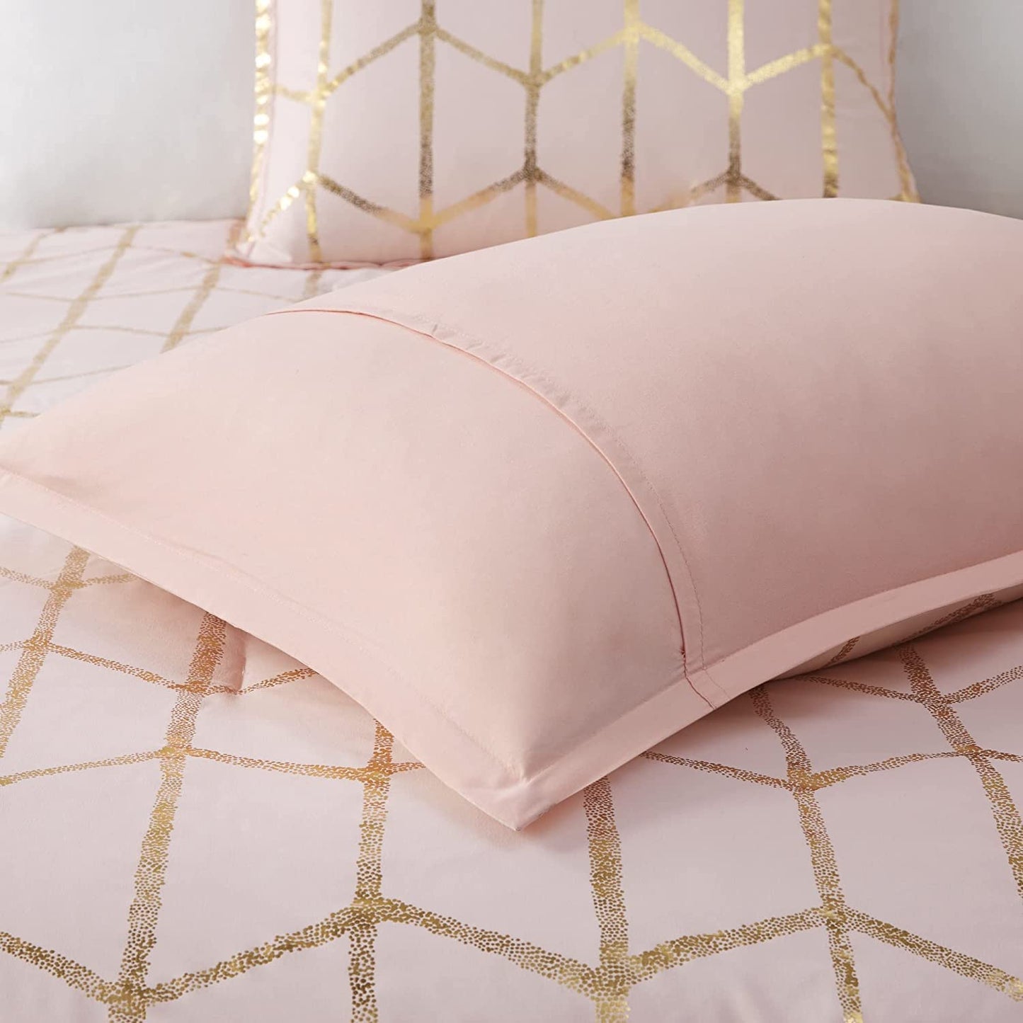 Intelligent Design Raina King/Cal King Comforter Set, Soft Microfiber, Modern Geometric Metallic Bed Set, 5 Pieces College Bedding with 2 Shams, 2 Toss Pillows Blush/Gold