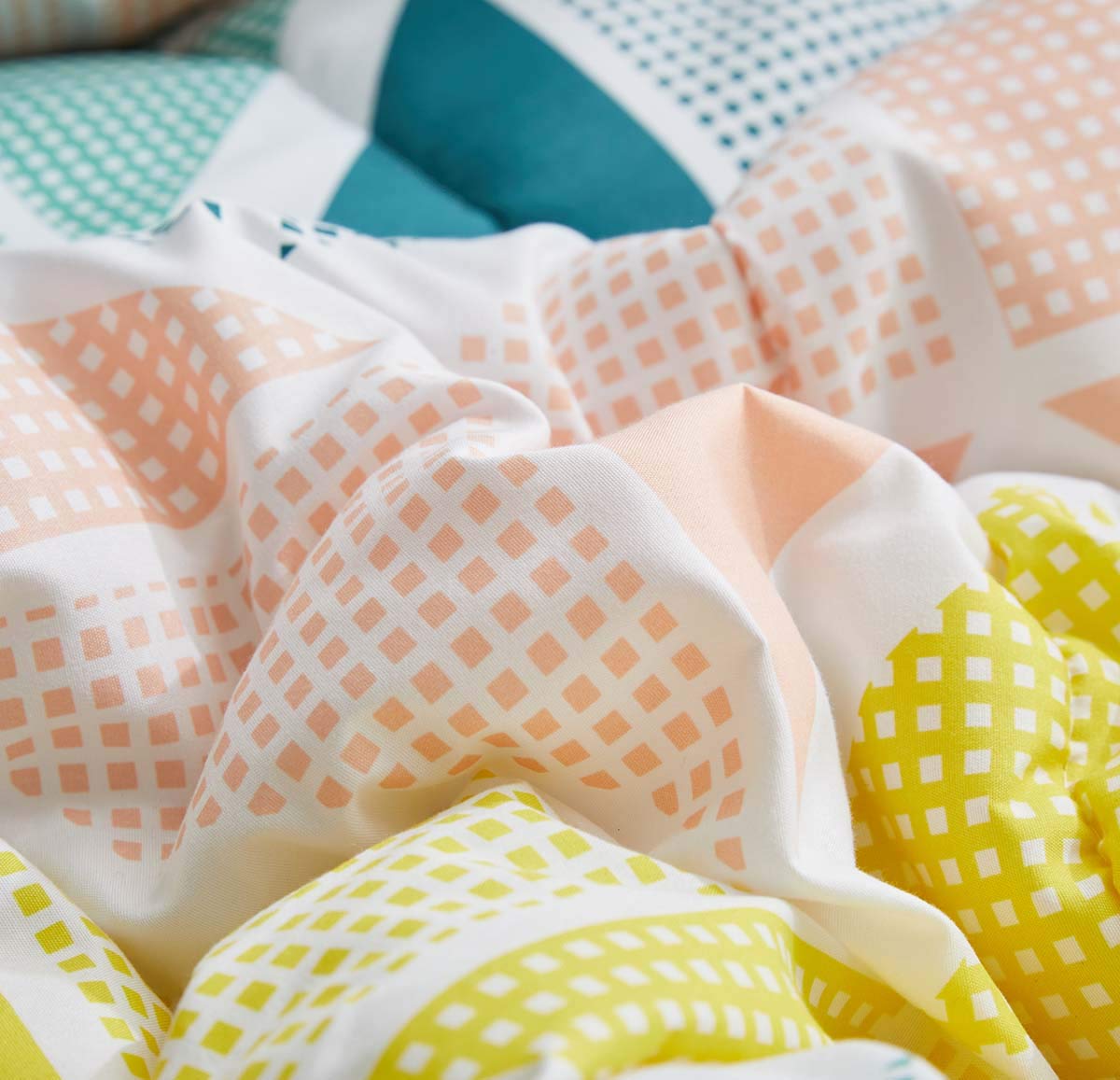 UOZZI BEDDING Bed in a Bag 7 Pieces Queen Size Yellow Green Triangles Print - Soft Microfiber Reversible Bed Comforter Set (1 Comforter 2 Pillow Shams 1 Flat Sheet 1 Fitted Sheet 2 Pillowcases)
