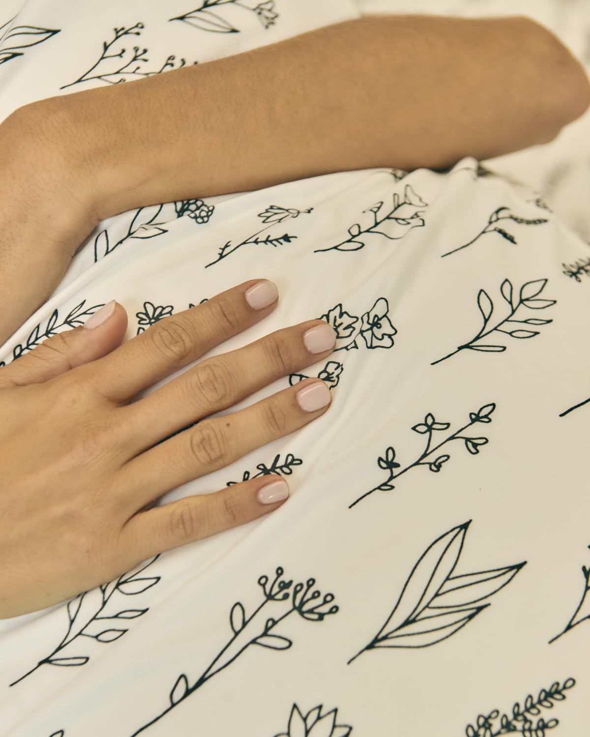 Floral Sheets - Black & White Floral Bed Sheet Set - 1 Flat, 1 Fitted & 2 Pillowcases w/ Deep Pockets - Wrinkle & Fade Free - Boho Botanical Bedding - Ultra-Soft, Breathable & Cooling - Queen Size Set