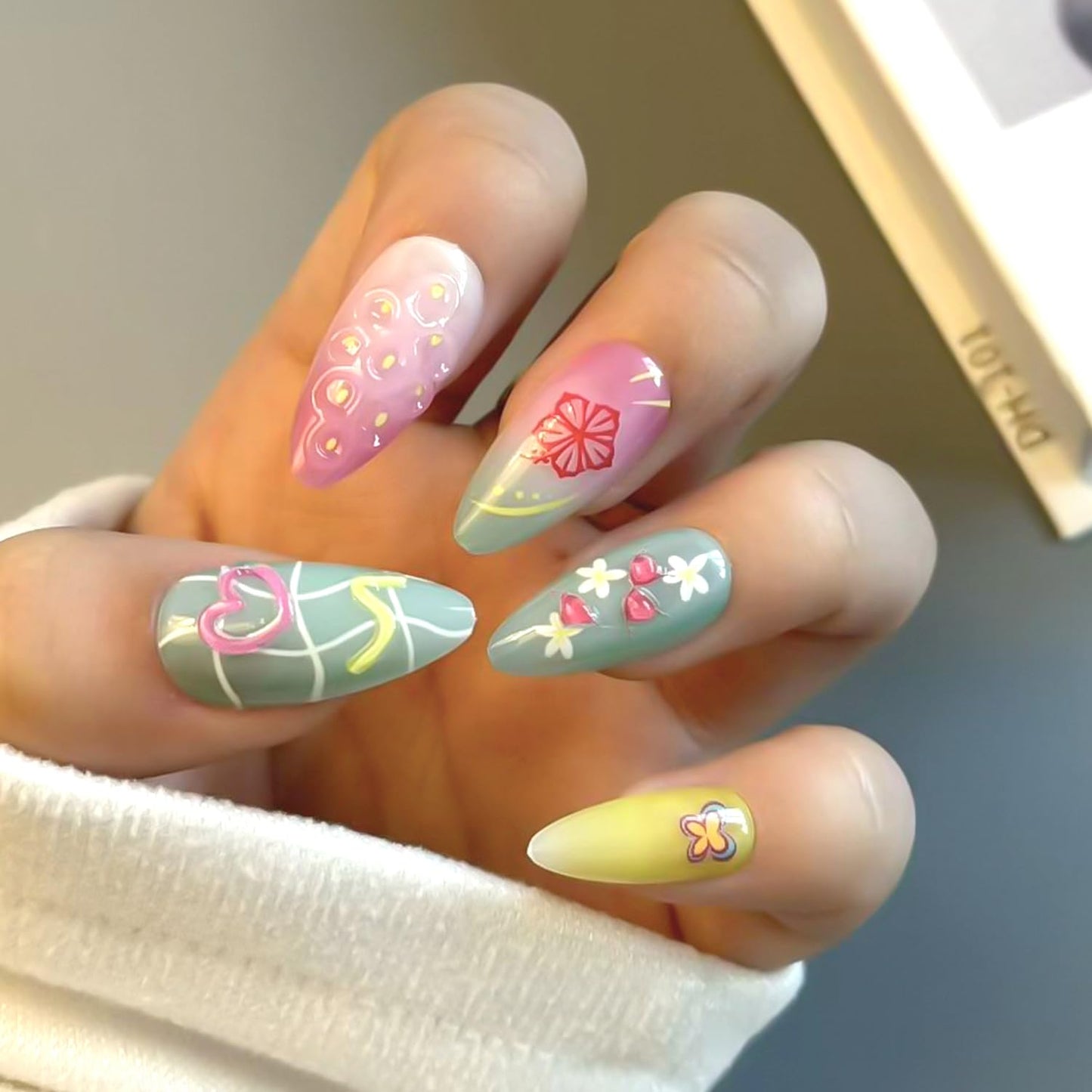 24Pcs Summer Colorful Press on Nails Medium Almond Fake Nails 3D Cute Flower Fruit with Pearl Design,Beach Starfish False Nails Full Cover Glue on Nails Artificial Acrylic Nails Handmade DIY for Women