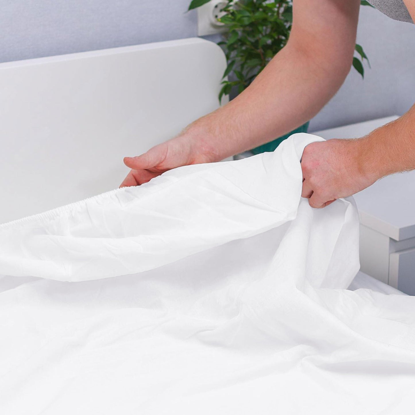 GOLD TEXTILES Queen Fitted Sheet 6 Pack (60x80 + 15”) - Soft Brushed Microfiber Deep Pocket Bottom Sheets—Hotel Quality, Breathable, Wrinkle & Fade Resistant Bedding for Home, Salons (6, White, Queen)