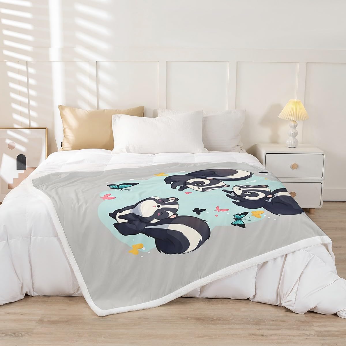 Erosebridal Cute Skunks Sherpa Blankets Throw 50"X60" Kawaii Woodland Wildlife Fleece Blankets Cartoon Skunks Animal Throw Bed Blanket for Kids Boys,Colorful Butterflies Rustic Fuzzy Blanket