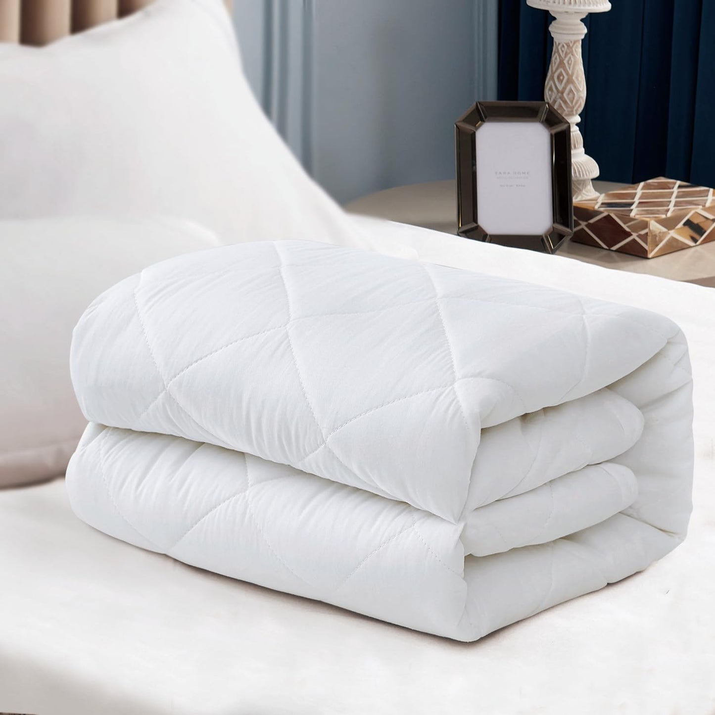 EIUE Quilted Mattress Pad - Lightweight Yet Substantial, Elastic Fitted Mattress Topper Protector, Breathable Mattress Protector with Secure Fit,Machine Washable,Queen(60x80inches),White