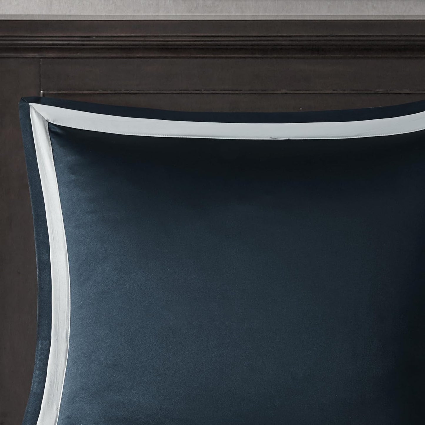 Madison Park Odette Cozy Comforter Set Jacquard Damask Medallion Design - Modern All Season, Down Alternative Bedding, Shams, Decorative Pillows, King(104 in x 92 in), Navy 8 Piece