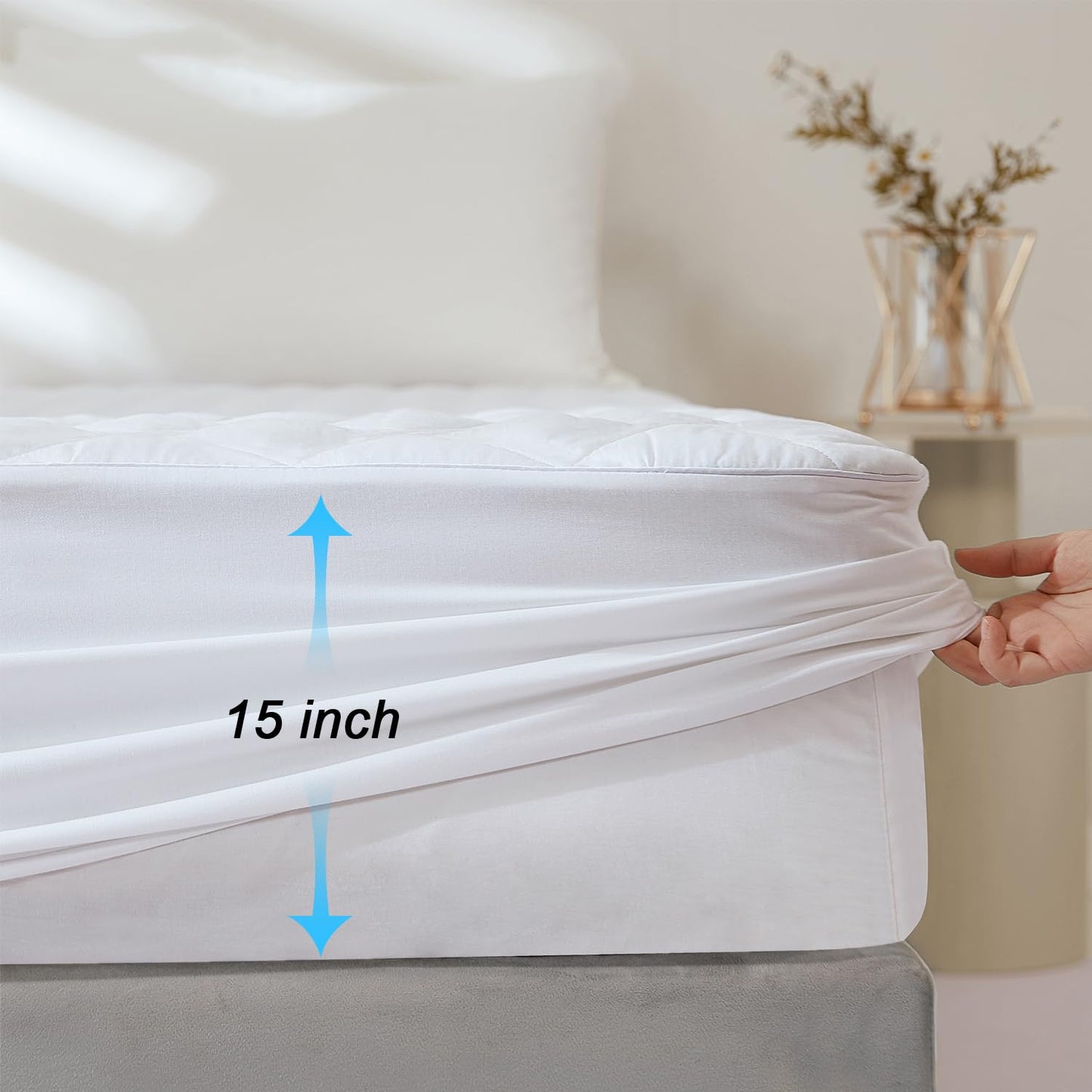 EIUE Quilted Mattress Pad - Lightweight Yet Substantial, Elastic Fitted Mattress Topper Protector, Breathable Mattress Protector with Secure Fit,Machine Washable,Queen(60x80inches),White