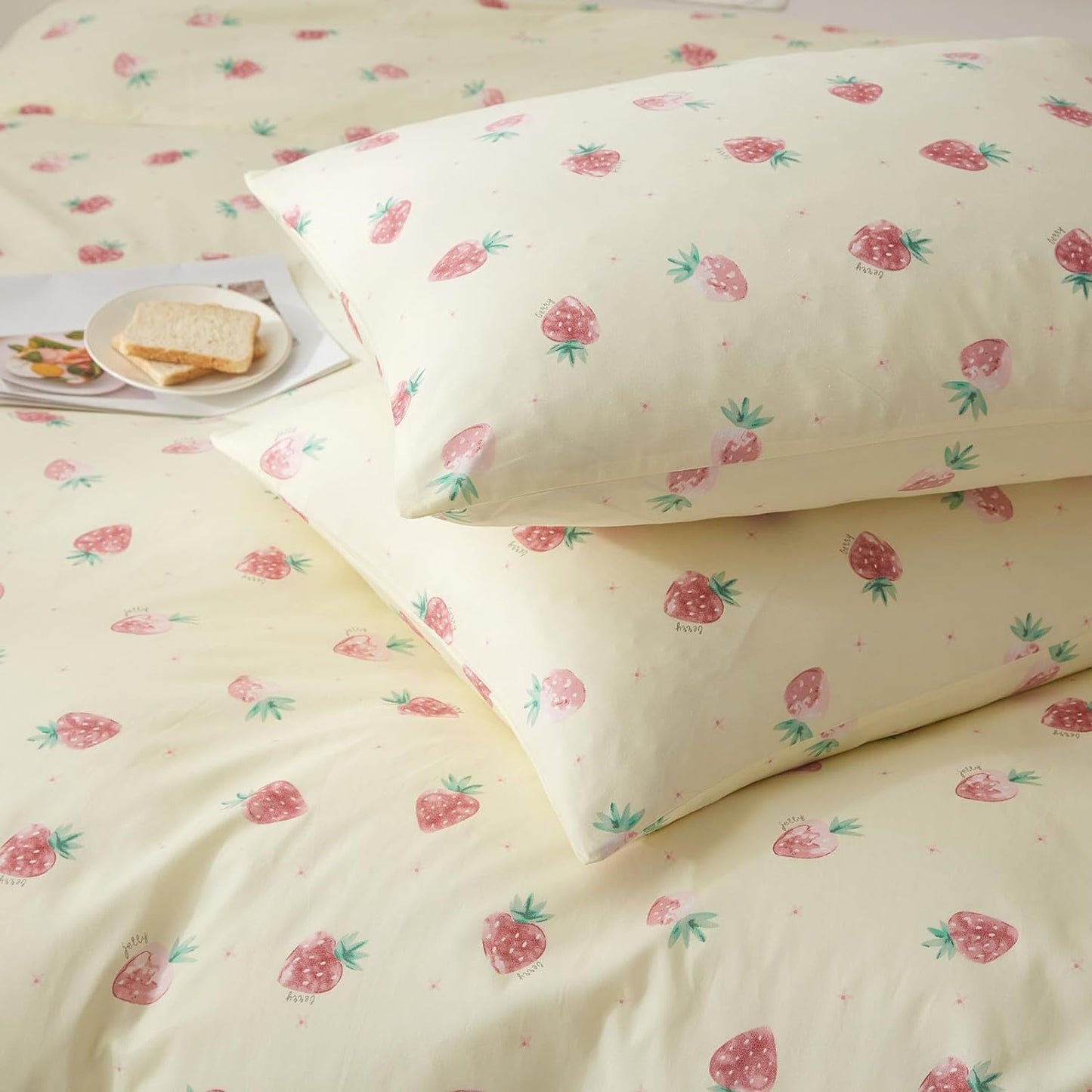 LifeTB Girls Strawberry Comforter Set Queen Cute Kids Fruit Bedding Set Beige Cream Strawberry Pattern Kawaii Comforter for Teens Boys Soft Fluffy Queen Comforter Set with 2 Pillowcases