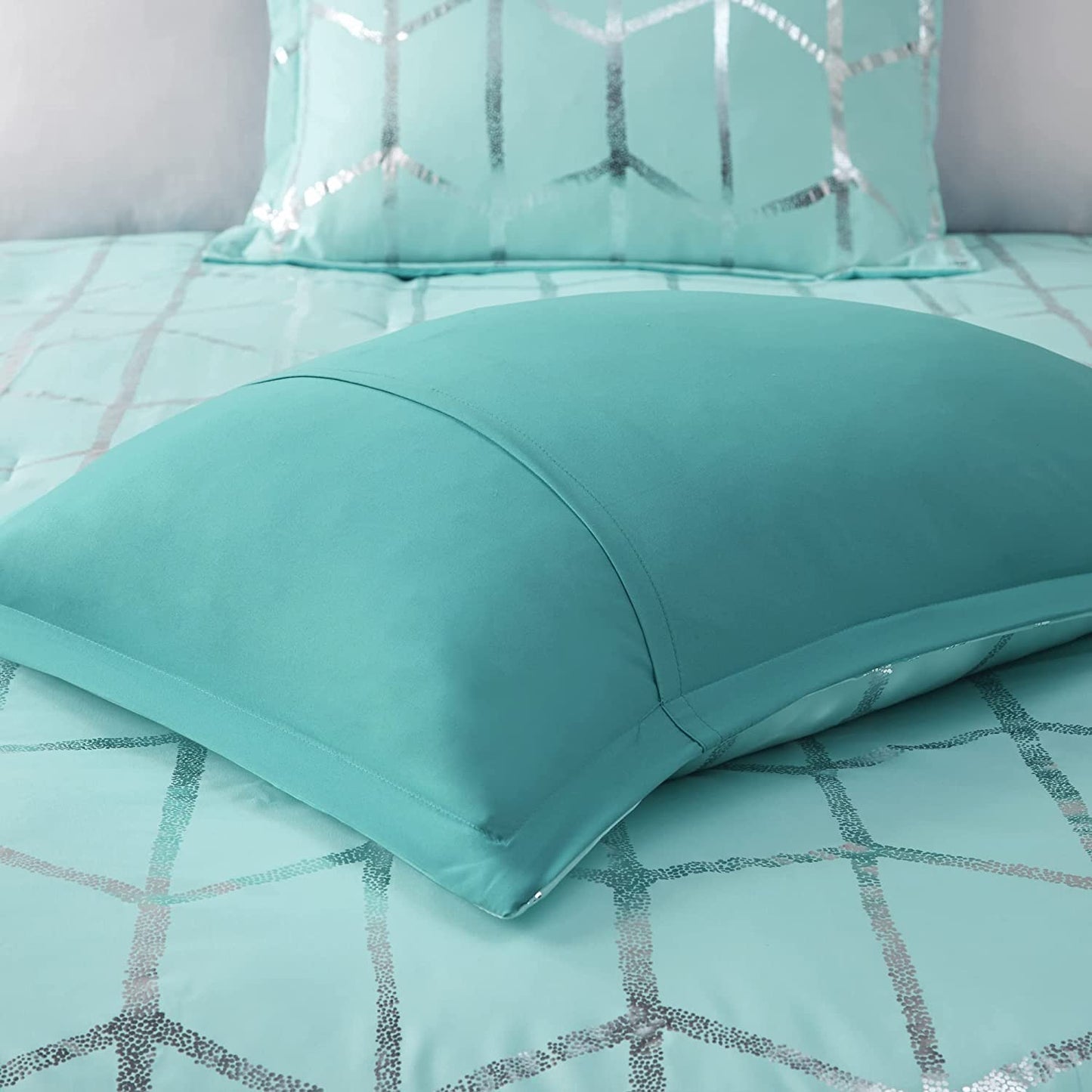 Intelligent Design Raina Full/Queen Comforter Set, Soft Microfiber, Modern Geometric Metallic Bed Set, 5 Pieces College Bedding with 2 Shams, 2 Toss Pillows Aqua/Silver