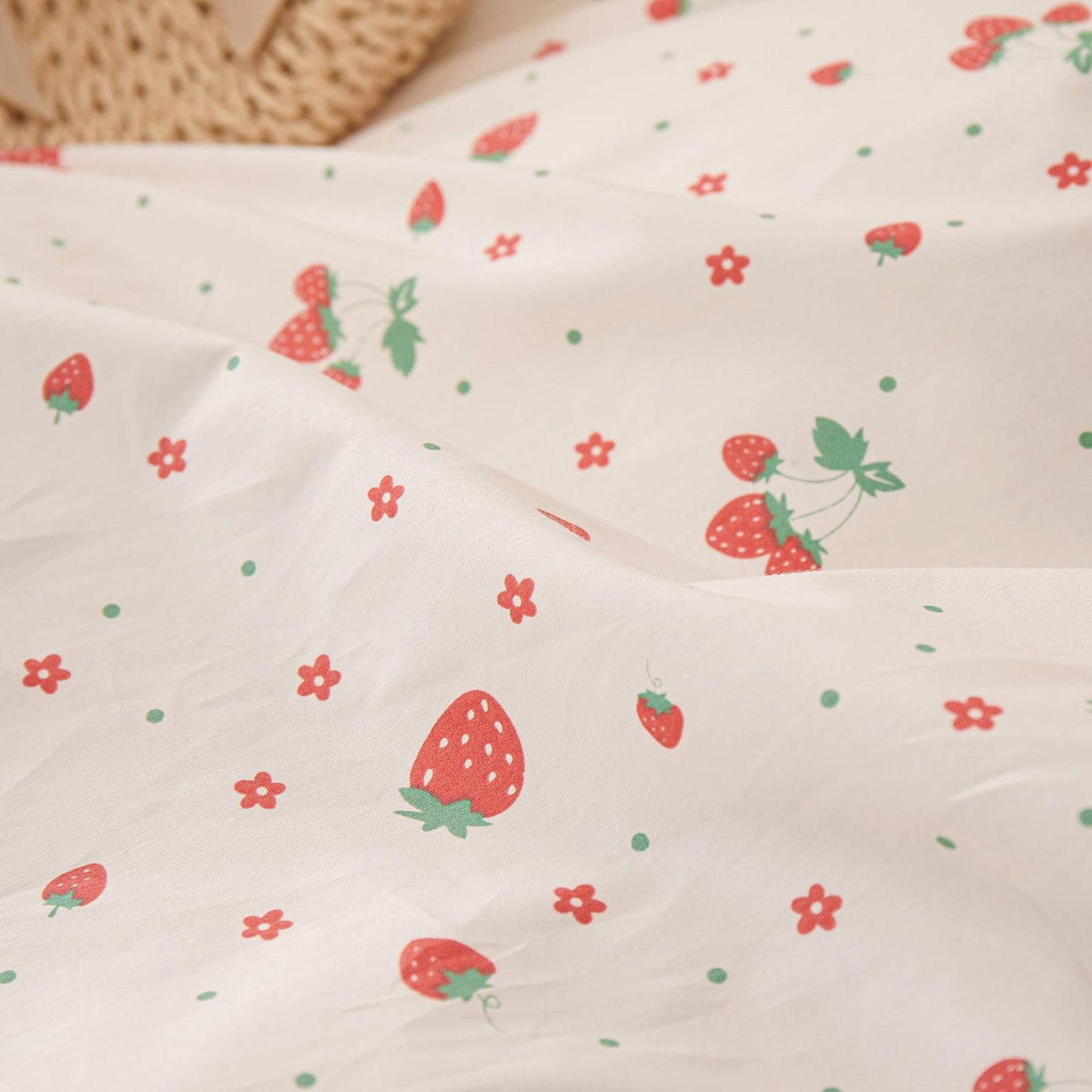 Kawaii Strawberry Comforter Set Queen Girls Ruffle Comforter Set 3 Pieces Floral Bedding Comforter Fluffy Soft Microfiber Fruit Strawberry Bedding Set Romantic Ruffled Comforter with 2 Pillowcases