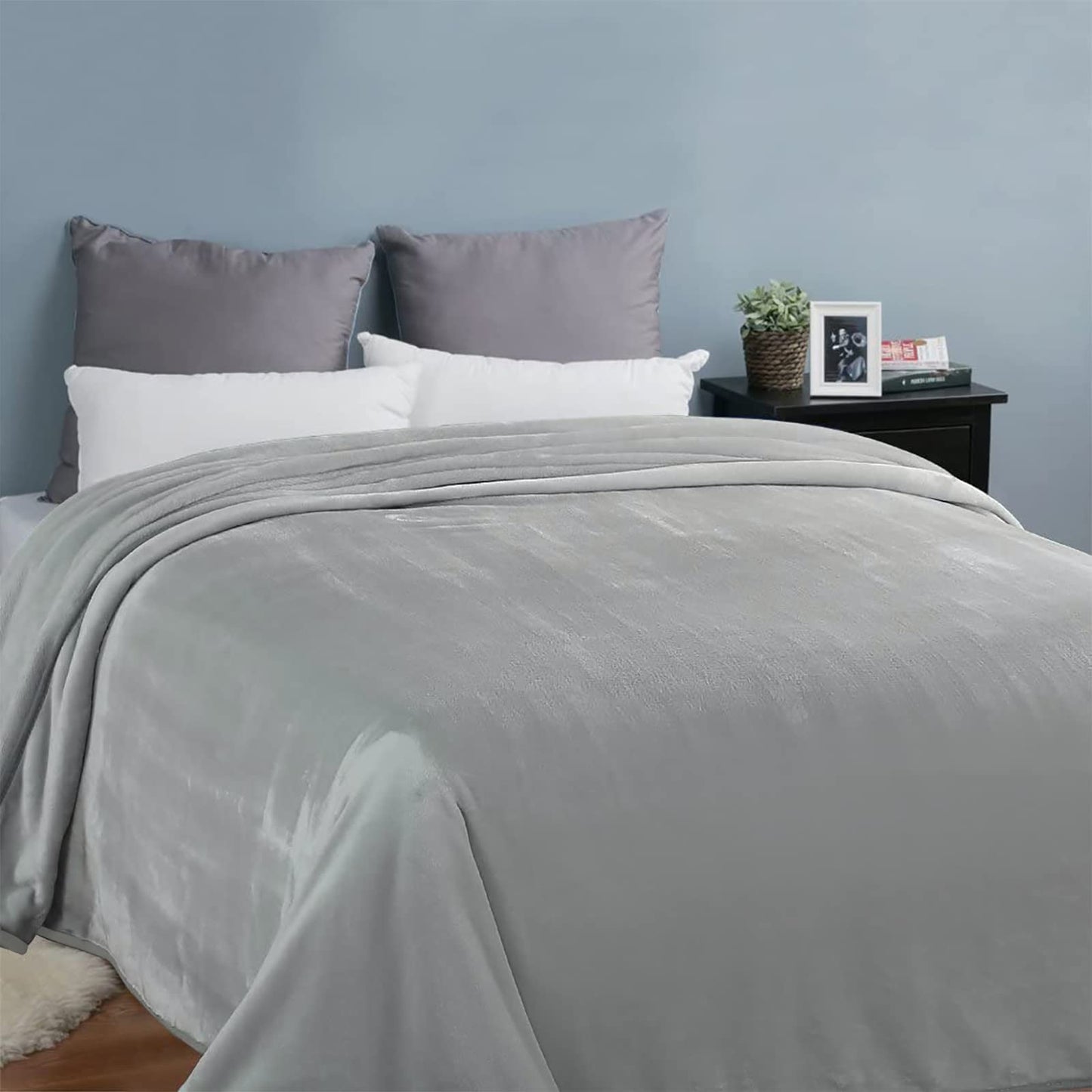EASELAND Soft King Size Blanket All Season Warm Microplush Lightweight Thermal Fleece Blankets for Couch Bed Sofa,90x108 Inches,Silver Gray