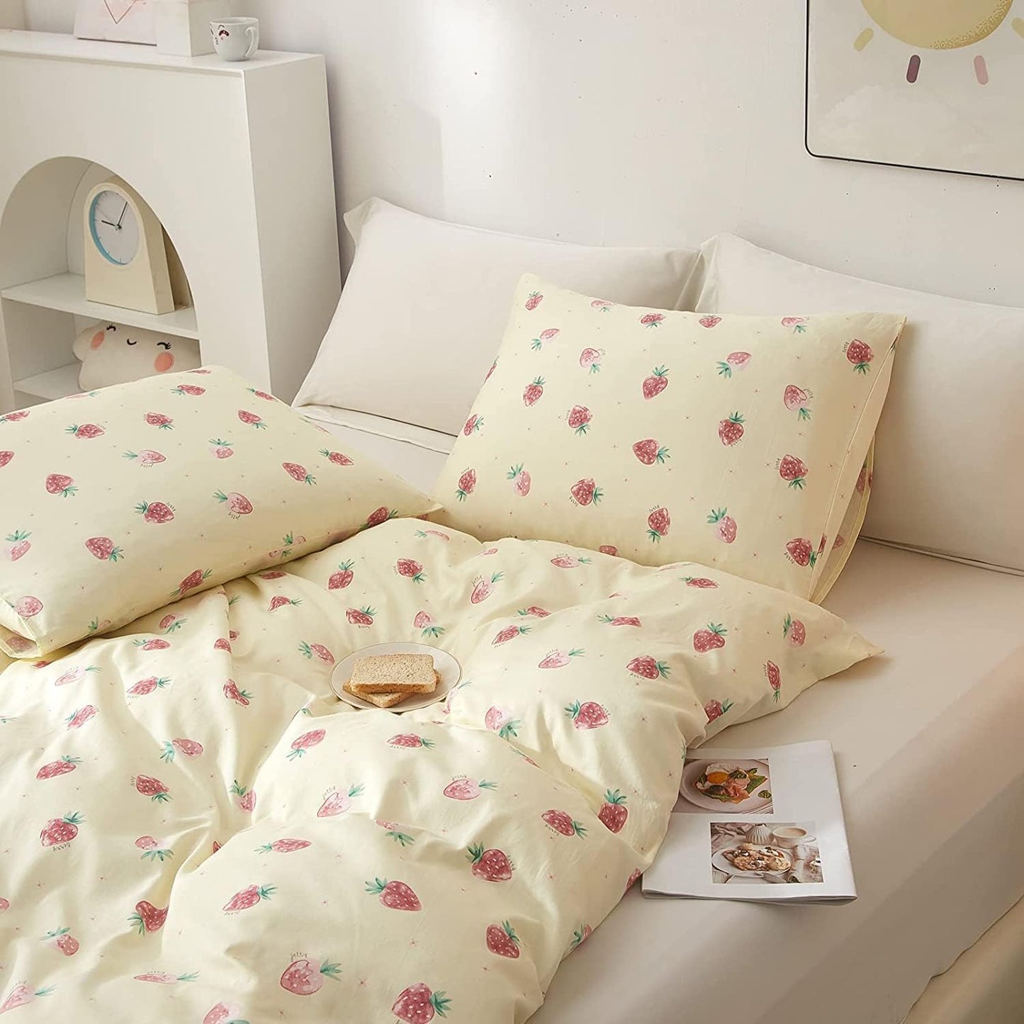 LifeTB Girls Strawberry Comforter Set Queen Cute Kids Fruit Bedding Set Beige Cream Strawberry Pattern Kawaii Comforter for Teens Boys Soft Fluffy Queen Comforter Set with 2 Pillowcases