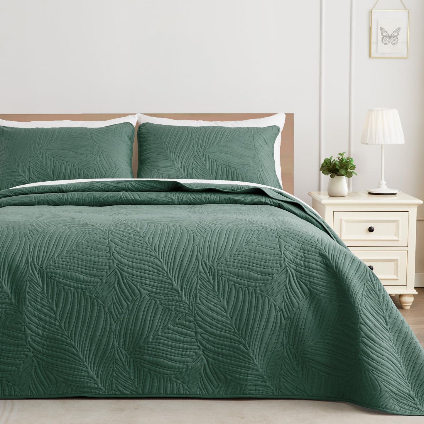 Exclusivo Mezcla Queen Quilt Bedding Set, Lightweight Green Quilts Queen Full Size for All Seasons, Soft Microfiber Bedspreads Coverlets Bed Cover with Leaf Pattern, 3 Piece