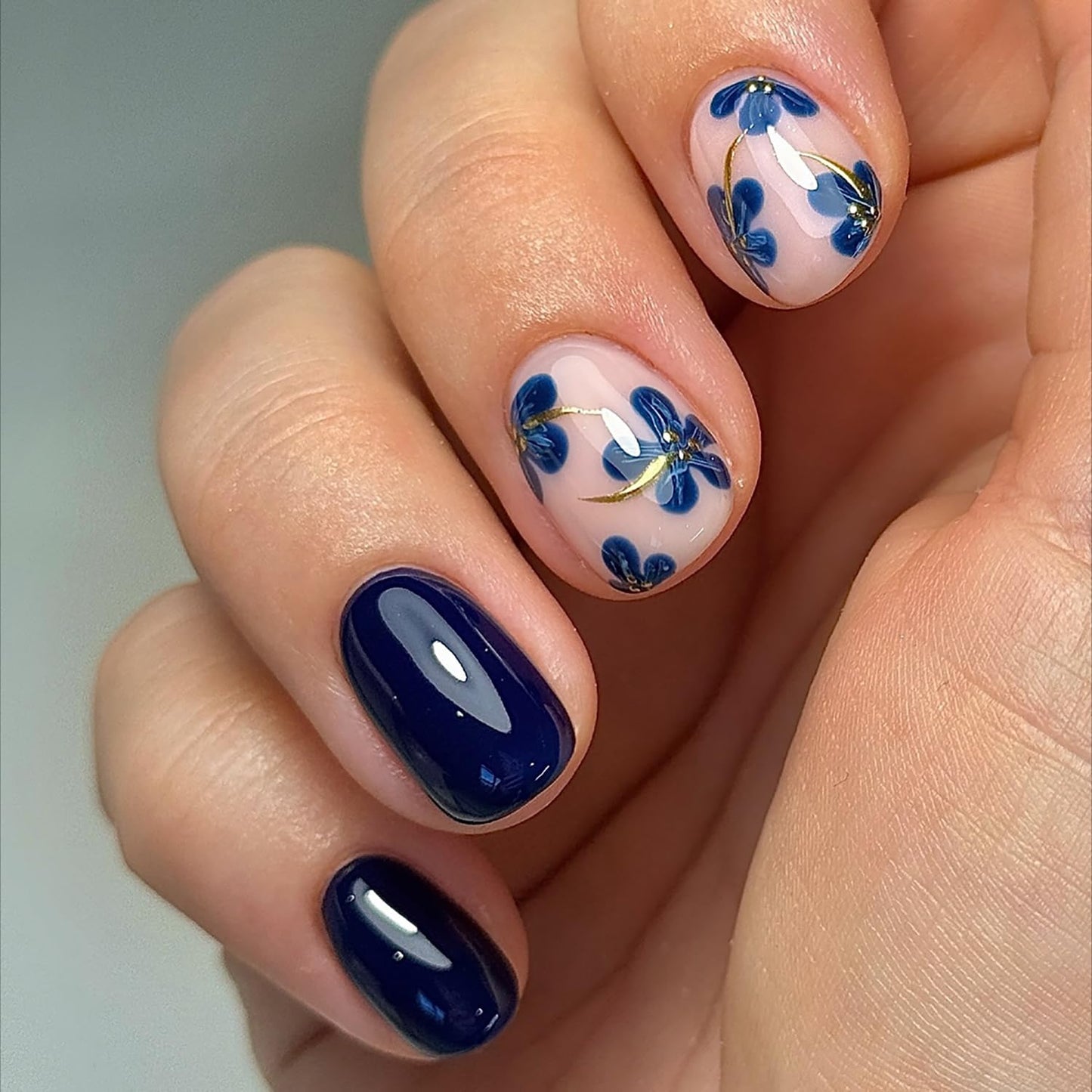 Flower Press On Nails Short Blue Fake Nails Square Spring Nails Press Ons Artificial Acrylic False Nails With Blue Flowers Designs Full Cove Glue On Nails Summer Stick On Nails For Women 24Pcs