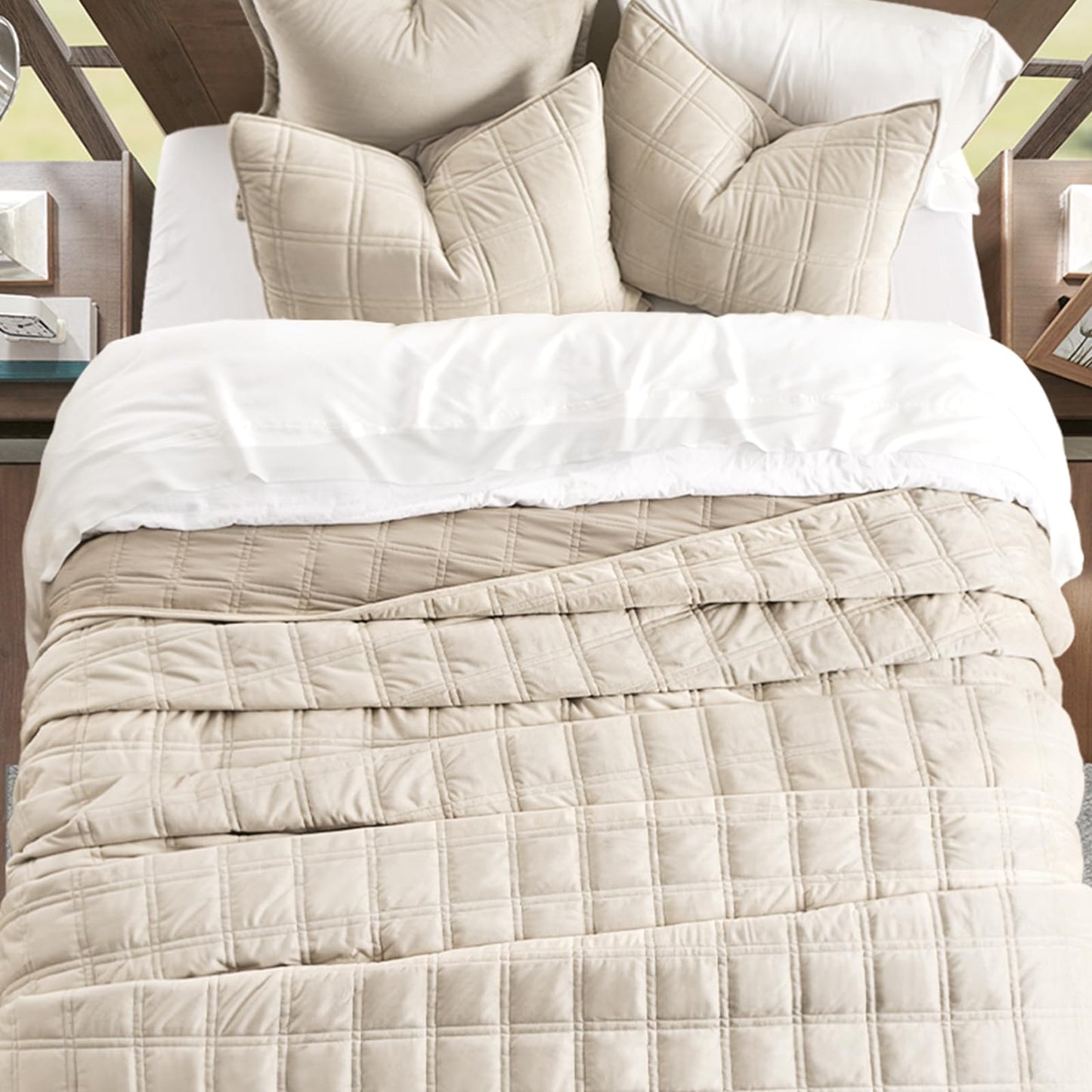 EVERGRACE 3 Pieces Luxurious Velvet Quilt King Size, Ultra Soft Bedspread Coverlet Set, Double Box Stitch Lightweight Velvet Comforter for All Season with 2 Shams, Beige, 108"x96"