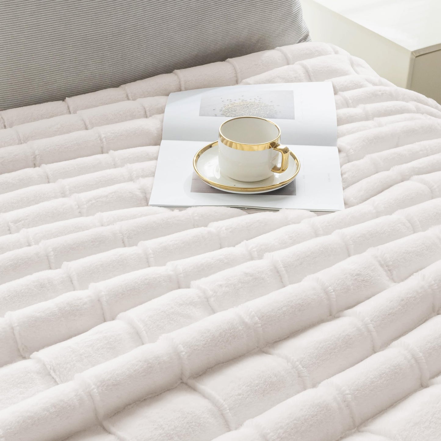 Touchat Faux Fur Throw Blanket, Luxury 1000GSM Ultra Thick Warm Rabbit Blanket for Couch Bed Sofa, 3D Checkered Pattern Soft Winter Heavy Minky Fluffy Blankets for Women Christmas Birthday Gift, White