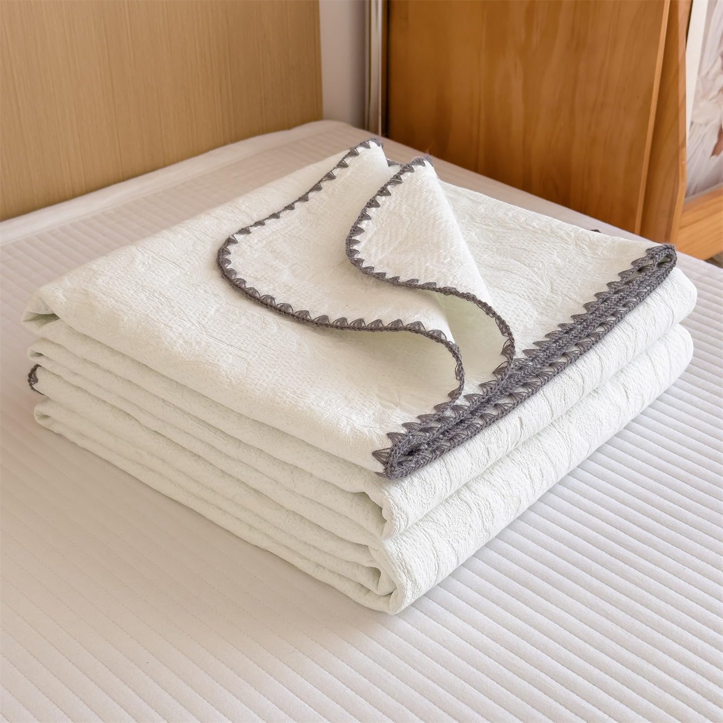 Cotton Muslin Quilt Twin Size Floral White, Lightweight Breathable Reversible Bedspread Coverlet, Soft Farmhouse Bedding for All Season Bed Couch Sofa (Leaves White, Twin 60 x 80 in)