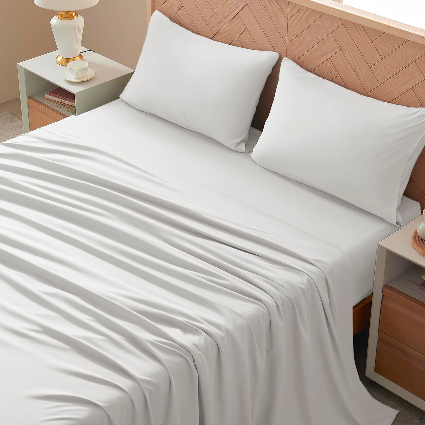 USXIBEI Queen Size 4 Piece Sheet Set - Comfy Breathable & Cooling Bed Sheets Set, Soft and Wrinkle Free, Deep Pockets, Easy & Secure Fit, Hotel Luxury Bedding - Oeko-Tex - White