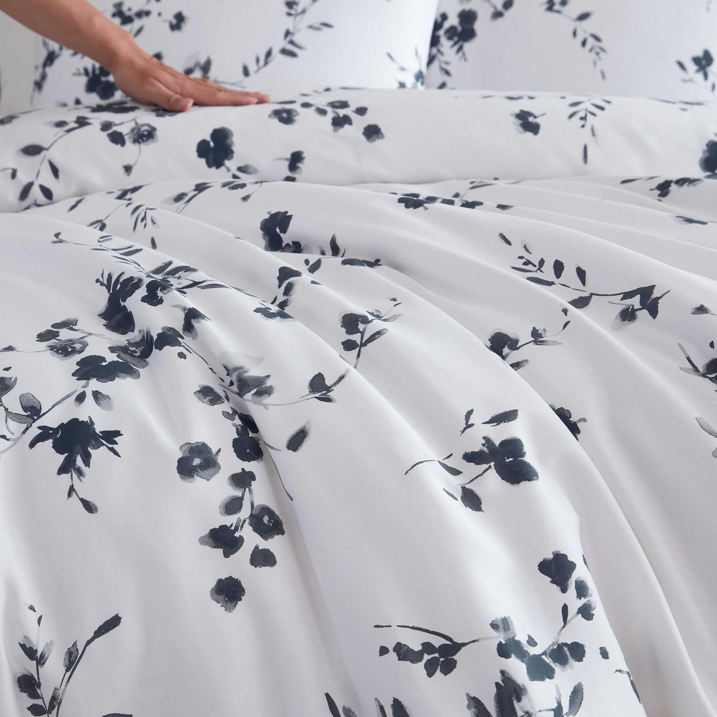 Vera Wang - Queen Size Duvet Cover Set, 100% Soft & Smooth Cotton Sateen Floral Bedding, 3-Piece Reversible Bed Set with Matching Pillowcases (Noir Bouquet/Ikat Line Grey)