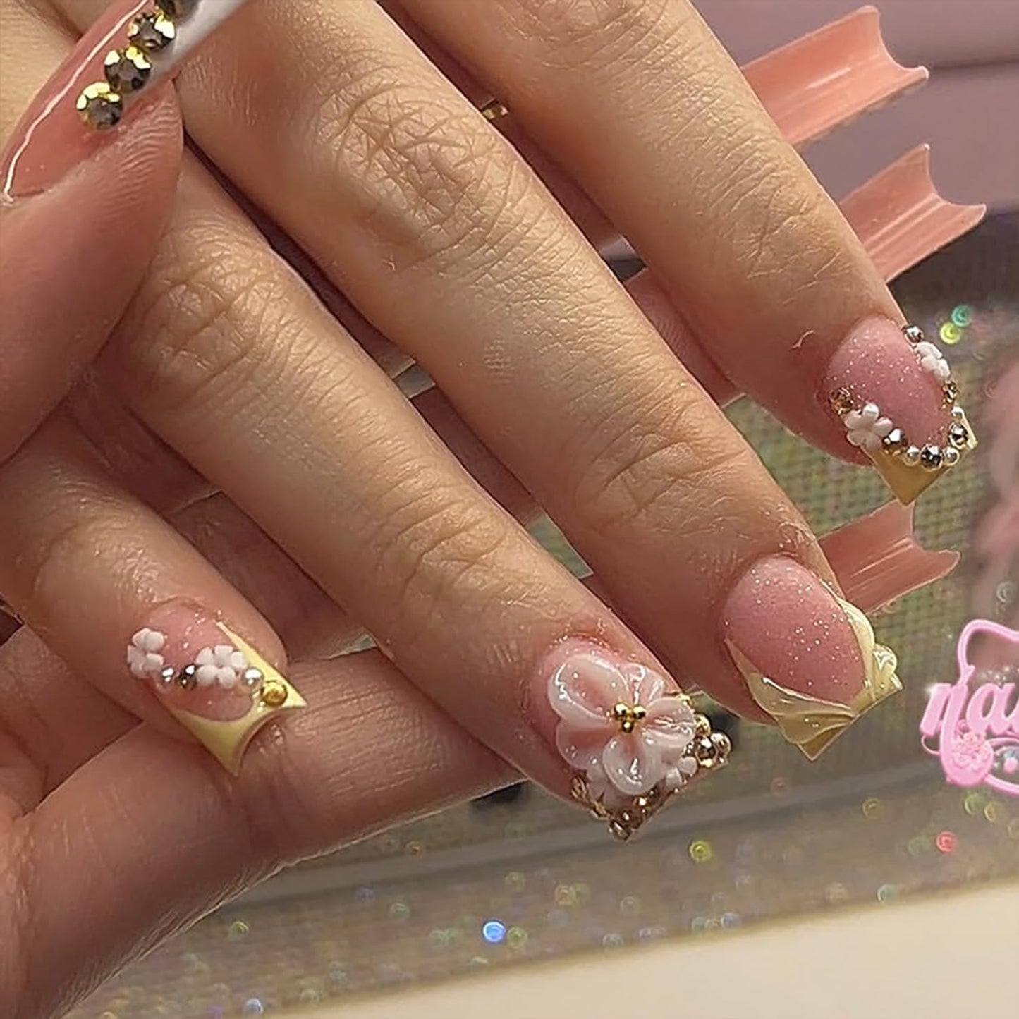 24Pcs Cute Flower Press on Nails Short Square French Tip Fake Nails with 3D Gold Rhinestones Design Nude Full Cover Artificial Glue on Nails Spring Summer Stick on Nails for Women Acrylic Manicure DIY