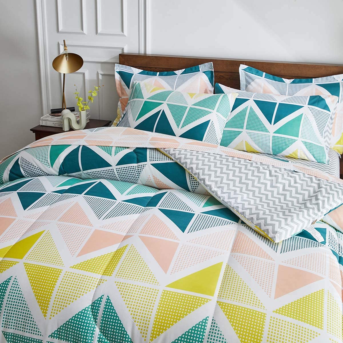 UOZZI BEDDING Bed in a Bag 7 Pieces Queen Size Yellow Green Triangles Print - Soft Microfiber Reversible Bed Comforter Set (1 Comforter 2 Pillow Shams 1 Flat Sheet 1 Fitted Sheet 2 Pillowcases)