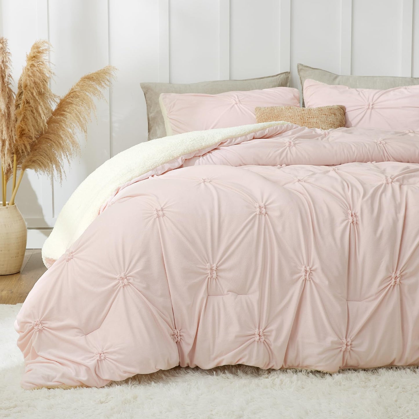BEDELITE Pituck Fluffy Queen Comforter Set - Super Soft Sherpa Pink Comforter for Queen Size Bed, Luxury Warm Bedding Set for Winter, Fuzzy Bed Set 3 Pieces (1 Comforter, 2 Pillowcases)