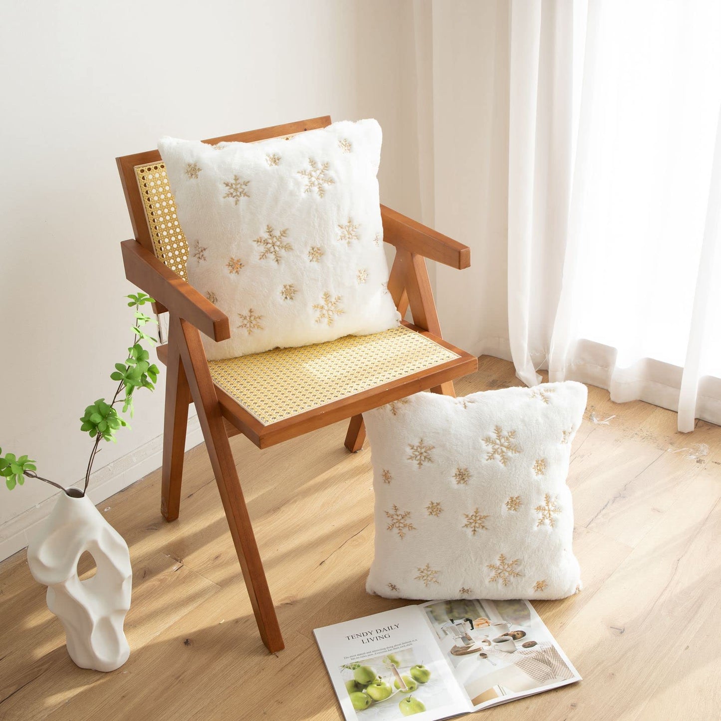 LIGICKY Set of 2 Fluffy White Faux Fur Pillow Covers with Gold Sequin Snowflakes Throw Pillows Decorative Soft Furry Sparkling Square Cushion Cases for Sofa Bedroom Party Décor, 18 x 18 inch
