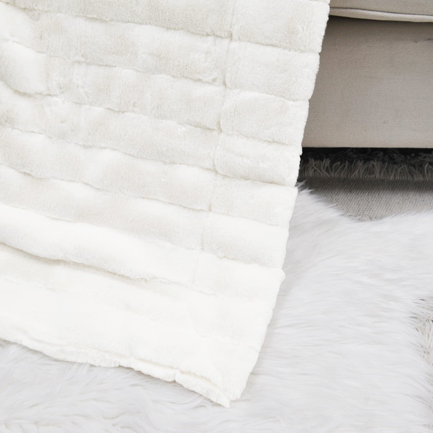 Home Soft Things Super Mink Faux Fur Throw, 50'' x 60'', Bright White, Luxurious Fluffy Cozy Elegant Throw with Sherpa Backing Fuzzy Blanket for Couch Living Room Bedroom Home Décor