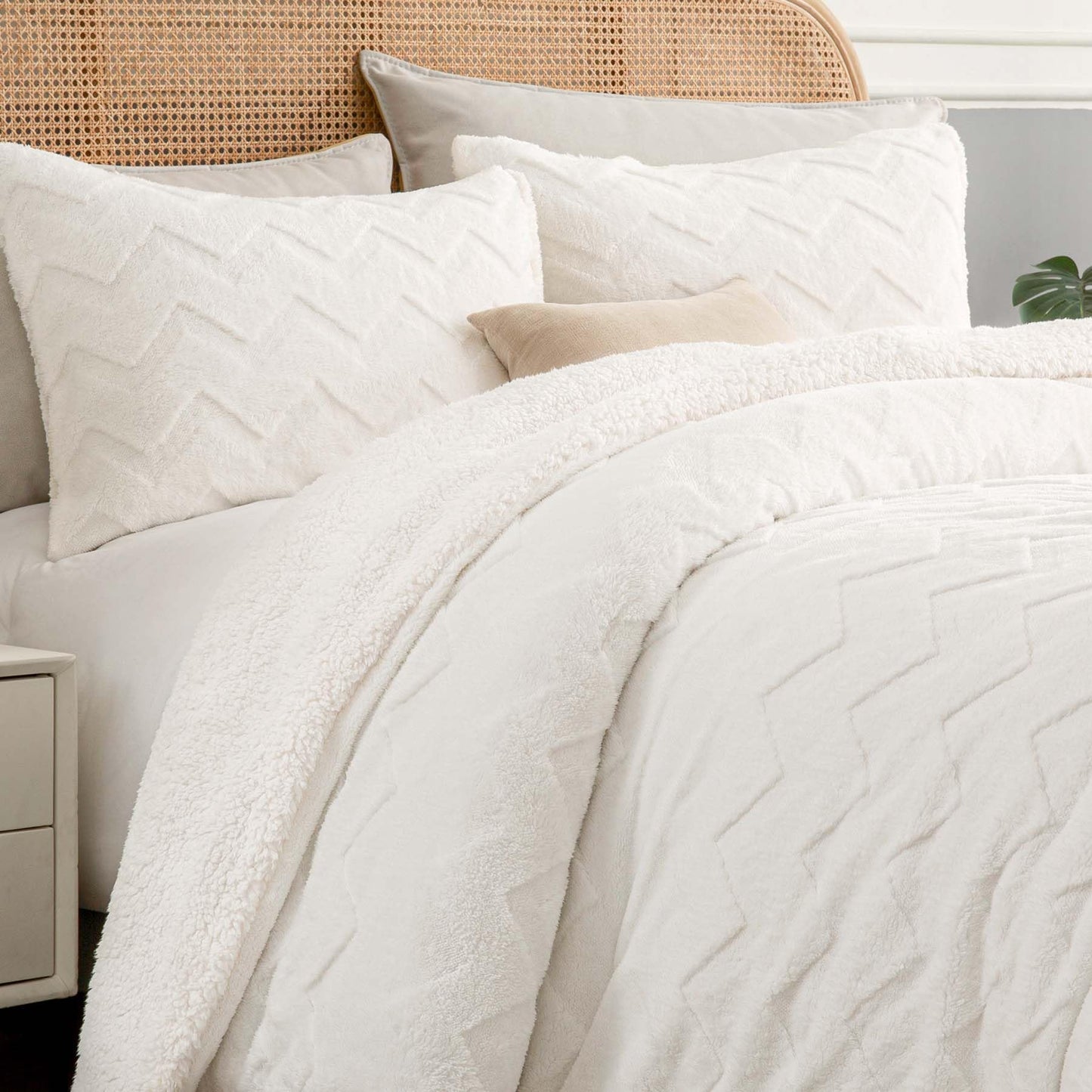 BEDELITE Fluffy Queen Comforter Set - Super Soft Sherpa Beige Comforter for Queen Size Bed, Luxury Warm Bedding Set for Winter, Fuzzy Bed Set 3 Pieces (1 Comforter, 2 Pillowcases)