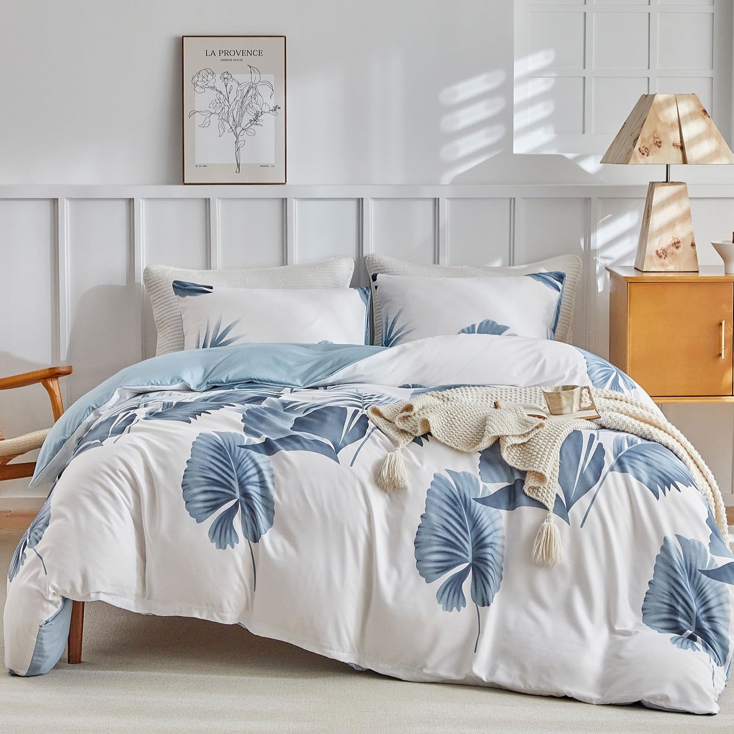 Lekesky Queen Duvet Cover Set, Tropical Blue Palm Pattern Duvet Cover Queen Size, 3 Pieces White Bedding Sets with Zipper, Ultra Soft Microfiber Reversible Floral Queen Size Comforter Cover