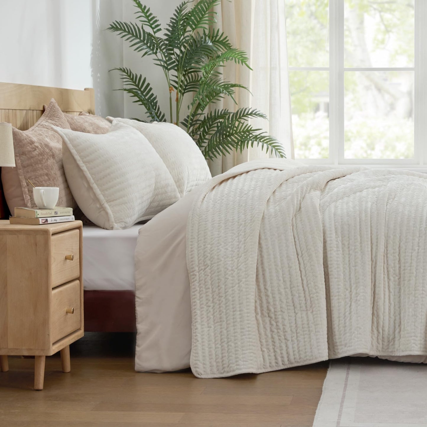 BEDELITE Velvet Quilt Set King Size - Luxury Soft Velvet Comforter Bedding Set for All Season, Lightweight Quilted Channel Stitch Oversized Bedspread Coverlet with 2 Matching Shams, Ivory White