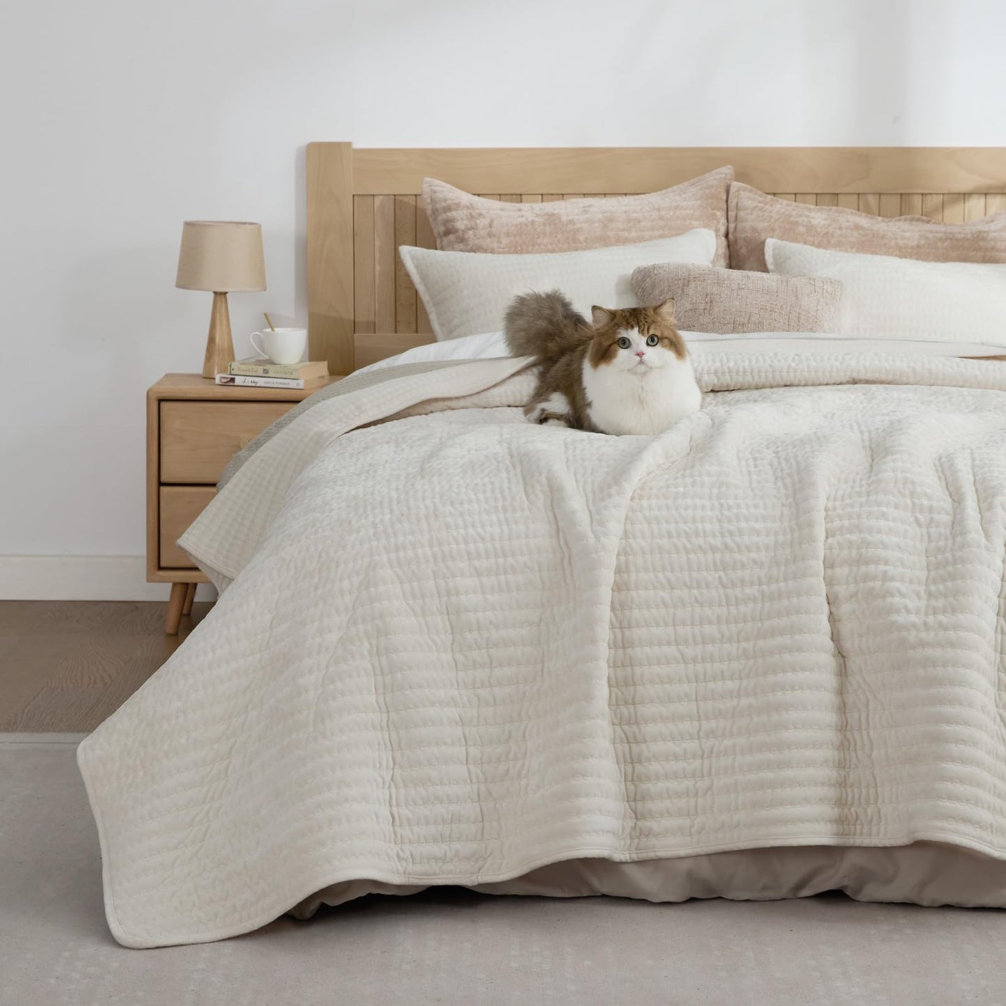 BEDELITE Velvet Quilt Set King Size - Luxury Soft Velvet Comforter Bedding Set for All Season, Lightweight Quilted Channel Stitch Oversized Bedspread Coverlet with 2 Matching Shams, Ivory White